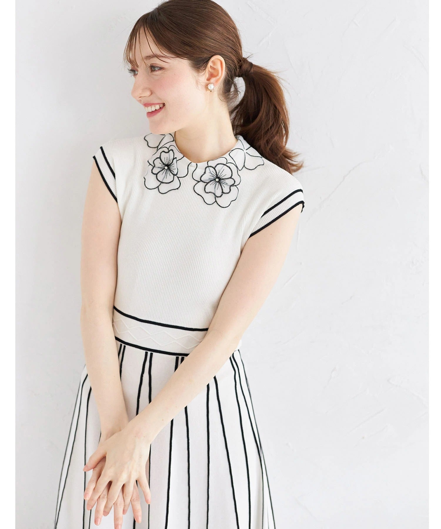 トッコクローゼット tocco closet 2WAYフラワーレース襟付き配色ラインプリーツニットワンピース ホワイト