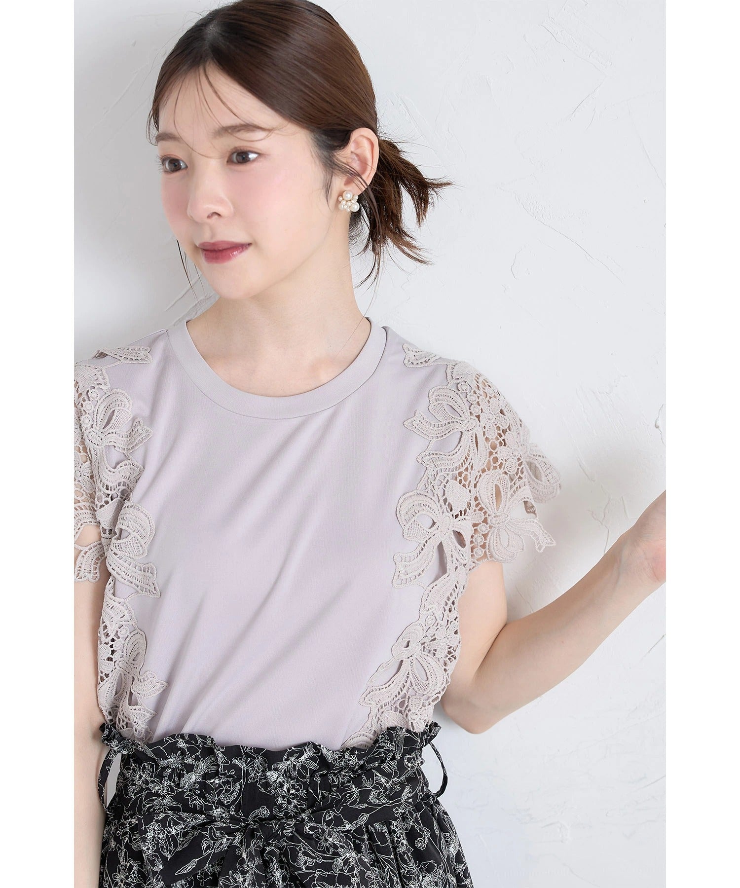 トッコクローゼット tocco closet 接触冷感♪リボン×フラワーレース装飾カットソープルオーバー ベージュ