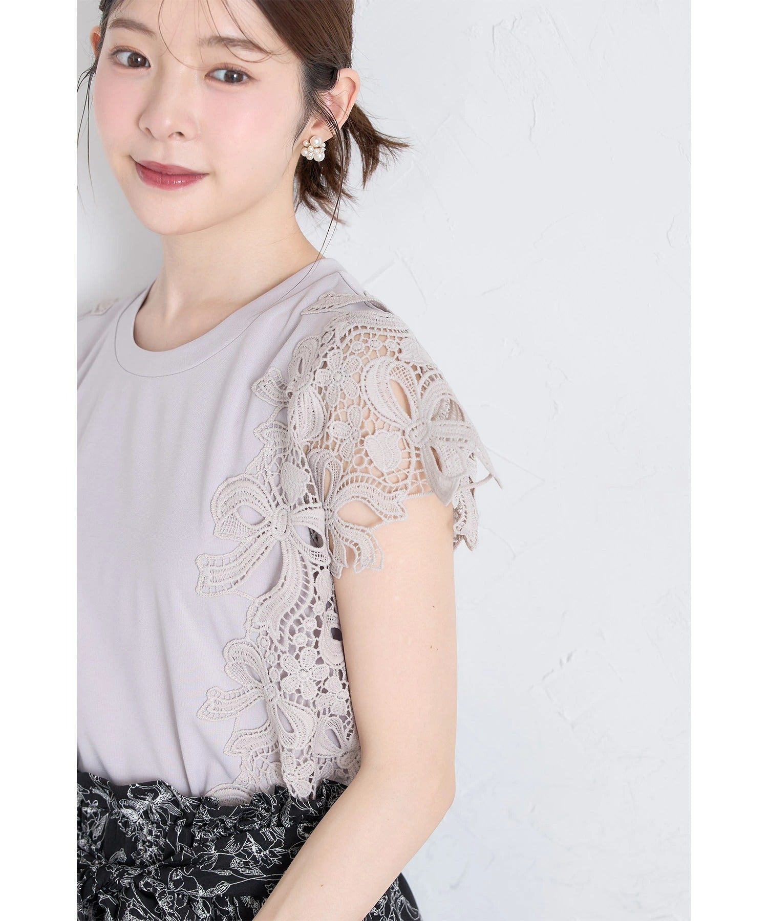 トッコクローゼット tocco closet 接触冷感♪リボン×フラワーレース装飾カットソープルオーバー ベージュ