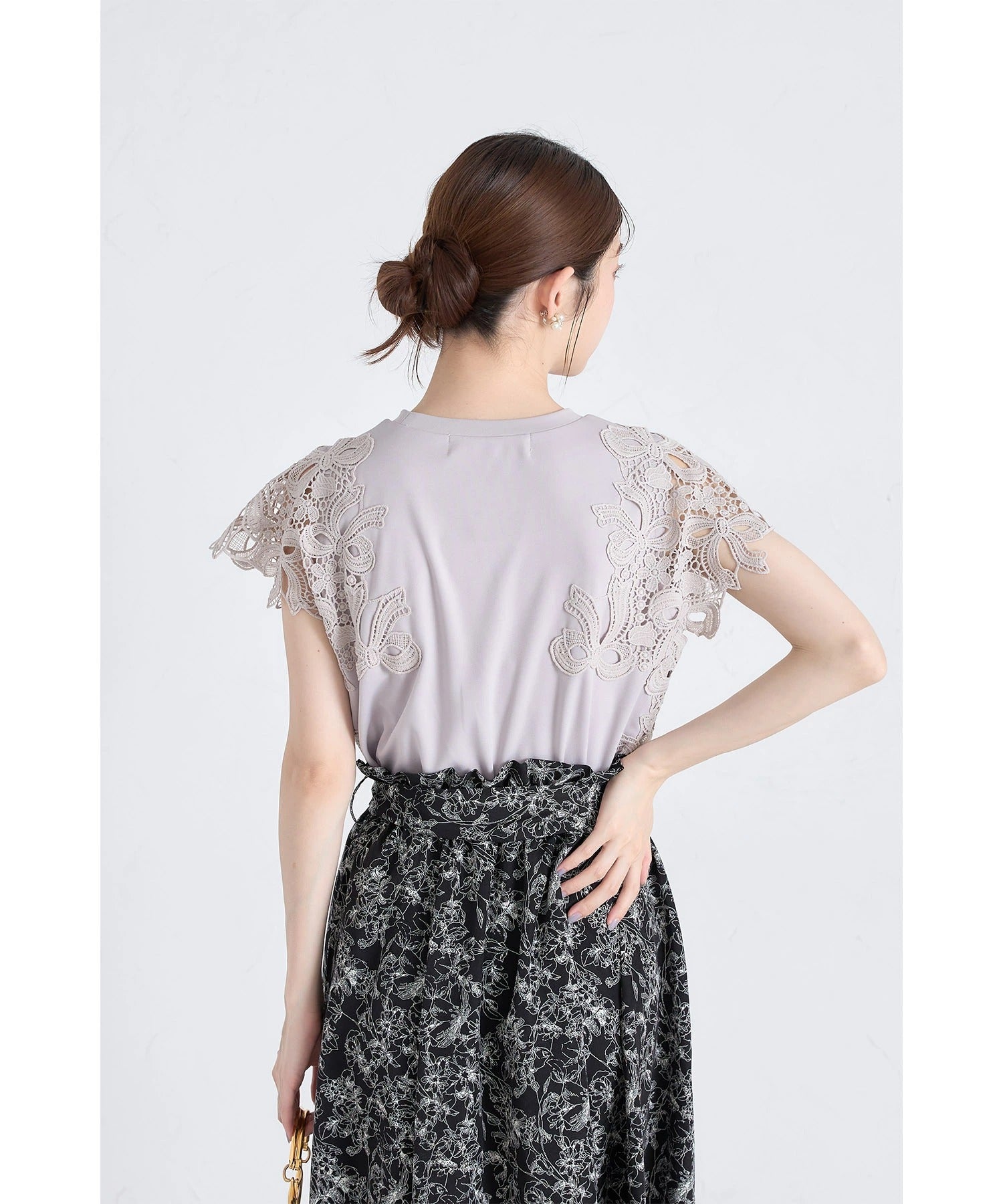 トッコクローゼット tocco closet 接触冷感♪リボン×フラワーレース装飾カットソープルオーバー ベージュ