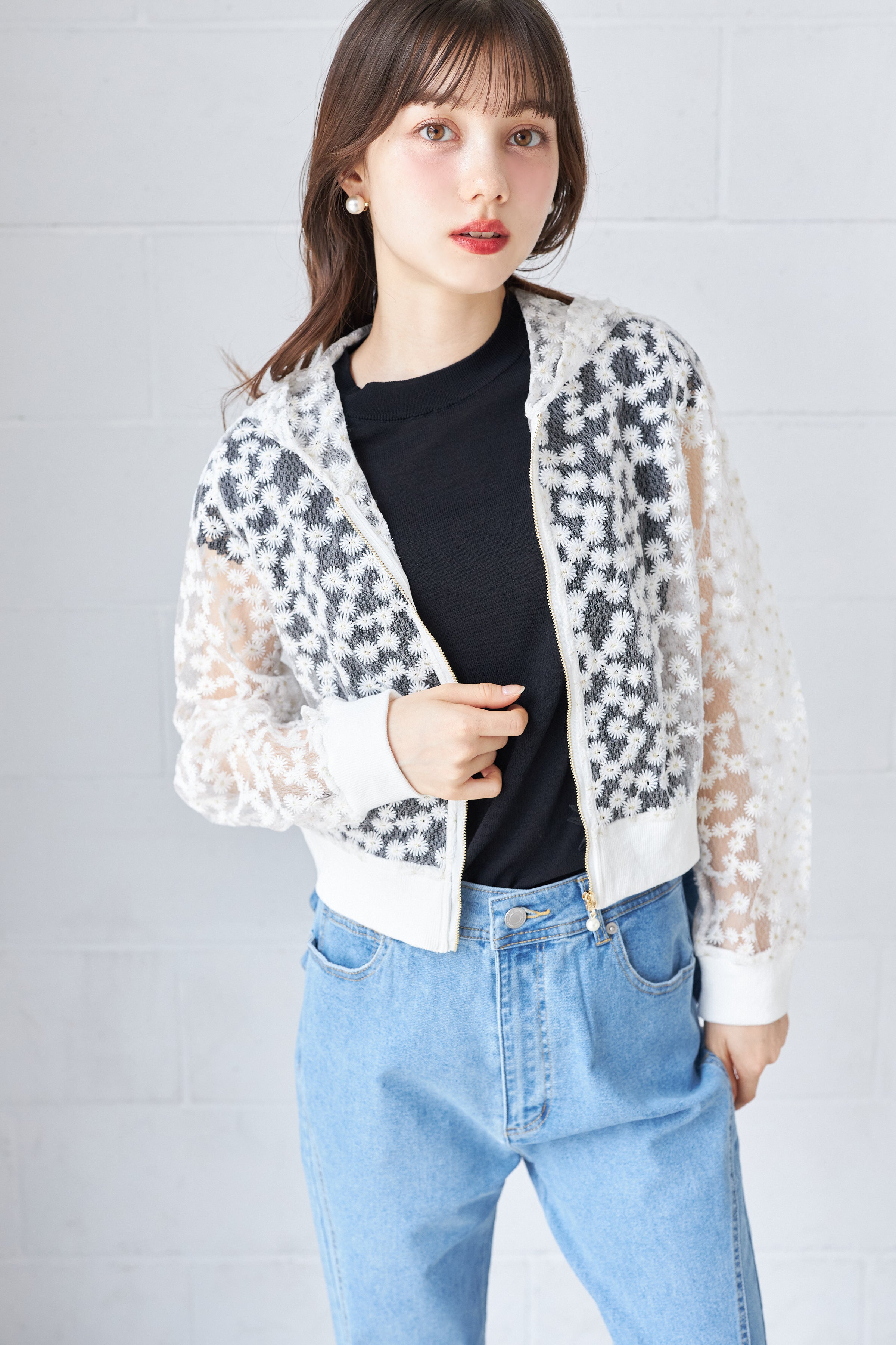 トッコクローゼット tocco closet シアーフラワーレース刺繍パール付きジップパーカー ホワイト