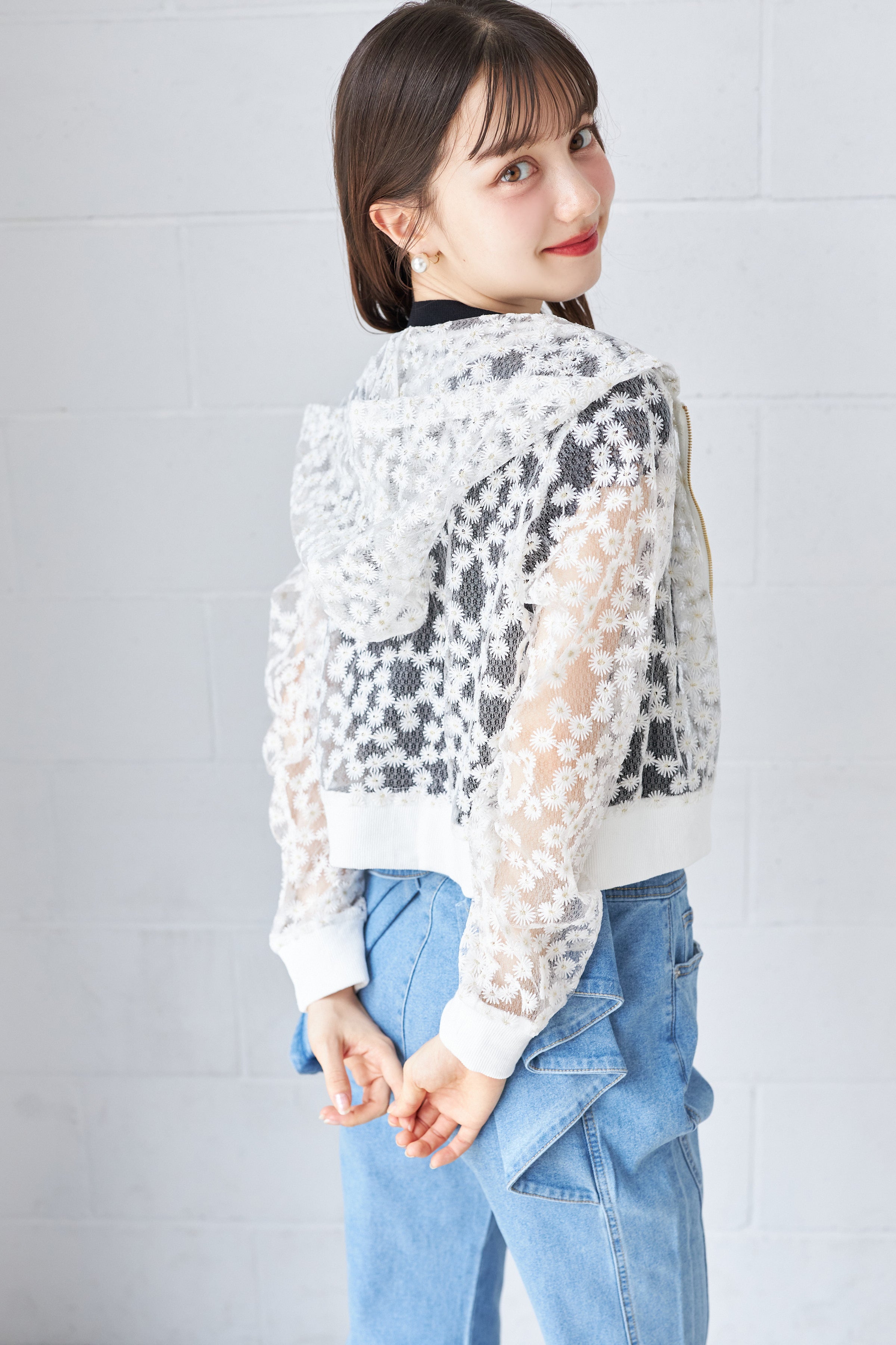 トッコクローゼット tocco closet シアーフラワーレース刺繍パール付きジップパーカー ホワイト
