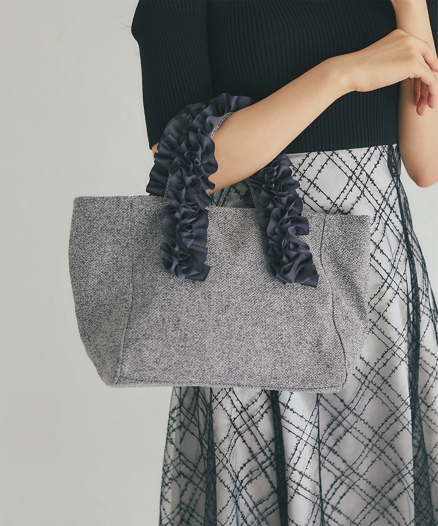 トッコクローゼット tocco closet サマーツイードハンドルフリルトートバッグ グレー