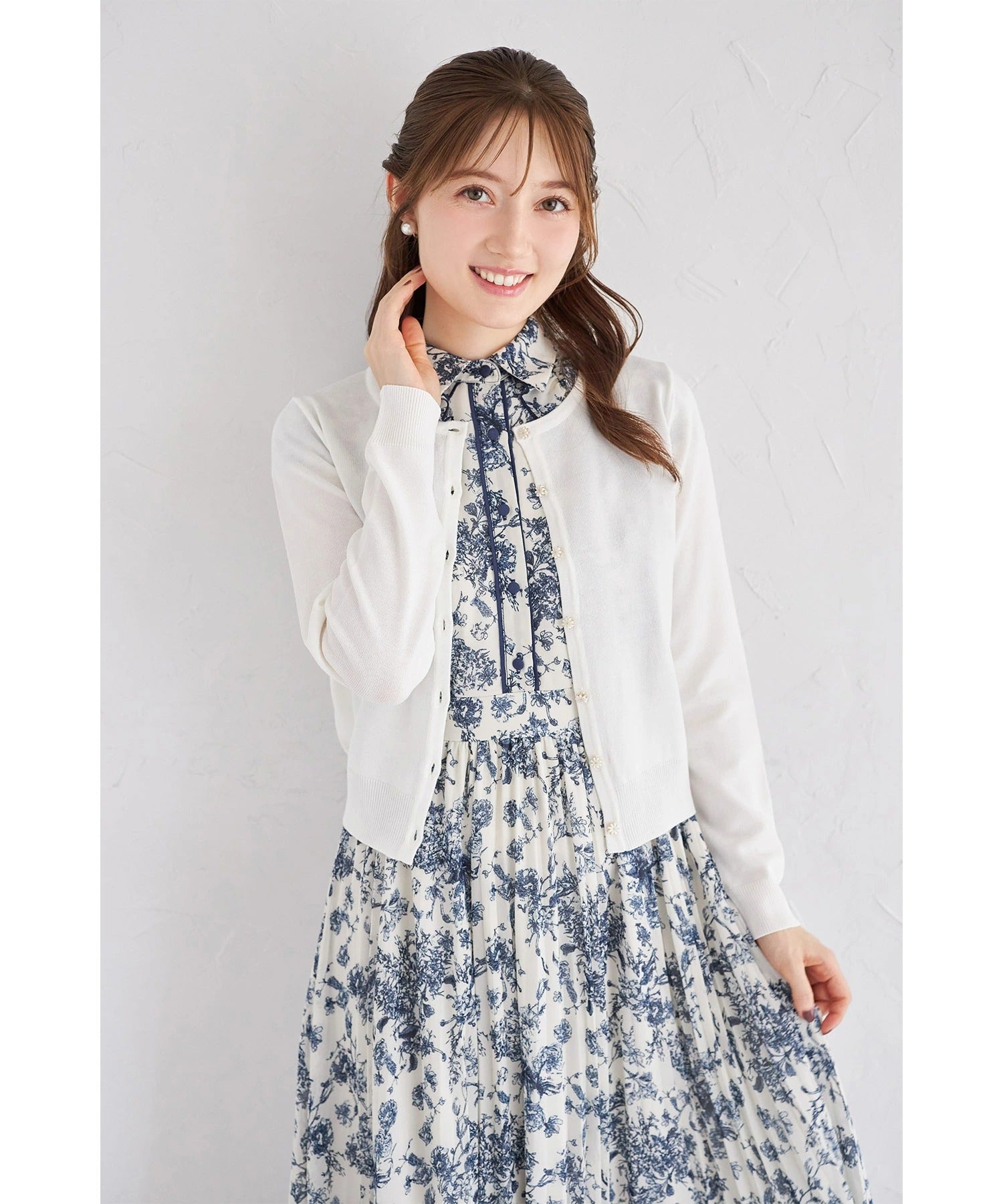 トッコクローゼット tocco closet UVカット＆接触冷感＆ハンドウォッシュ♪超強撚パールフラワー釦カーディガン ホワイト