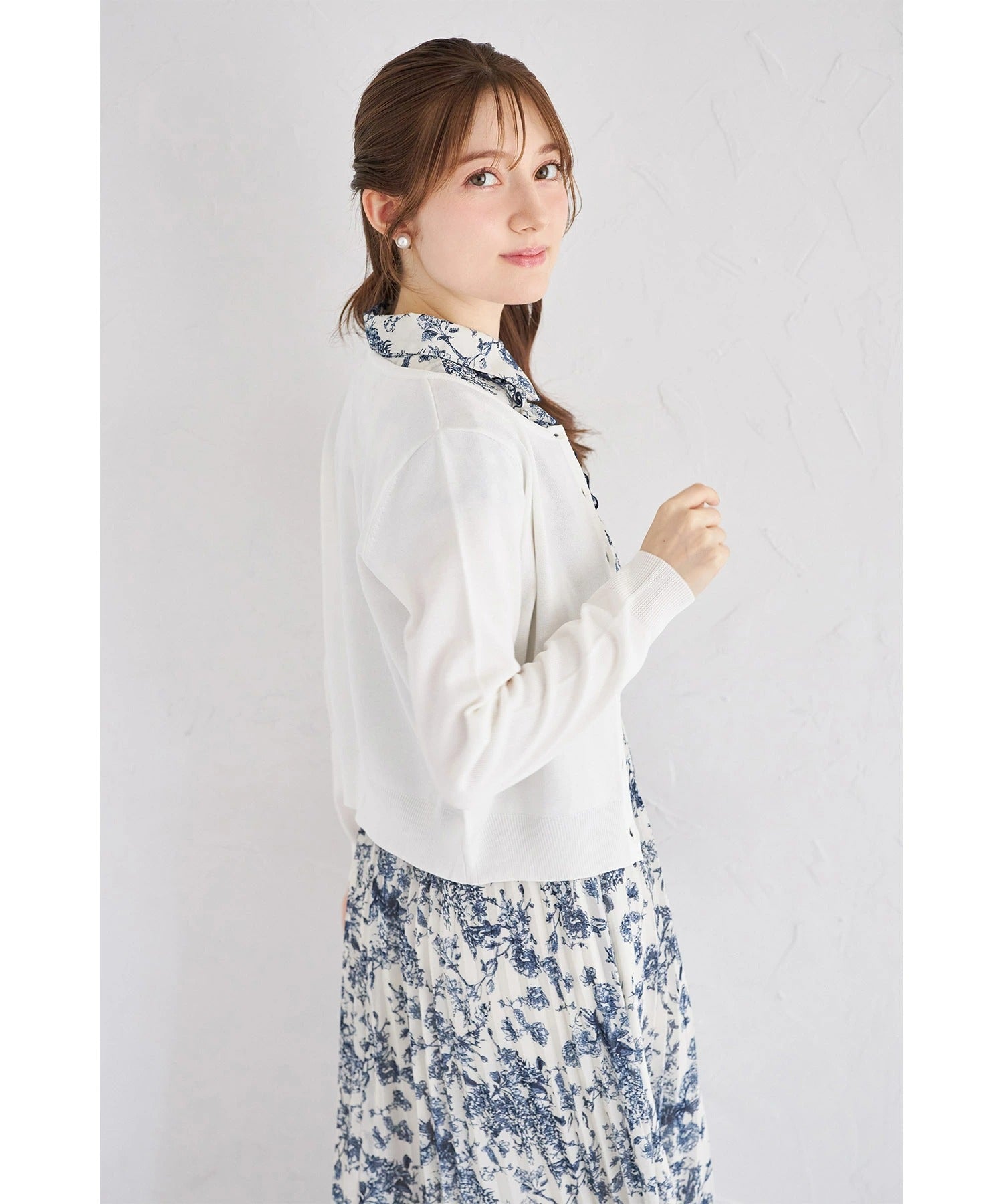 トッコクローゼット tocco closet UVカット＆接触冷感＆ハンドウォッシュ♪超強撚パールフラワー釦カーディガン ホワイト