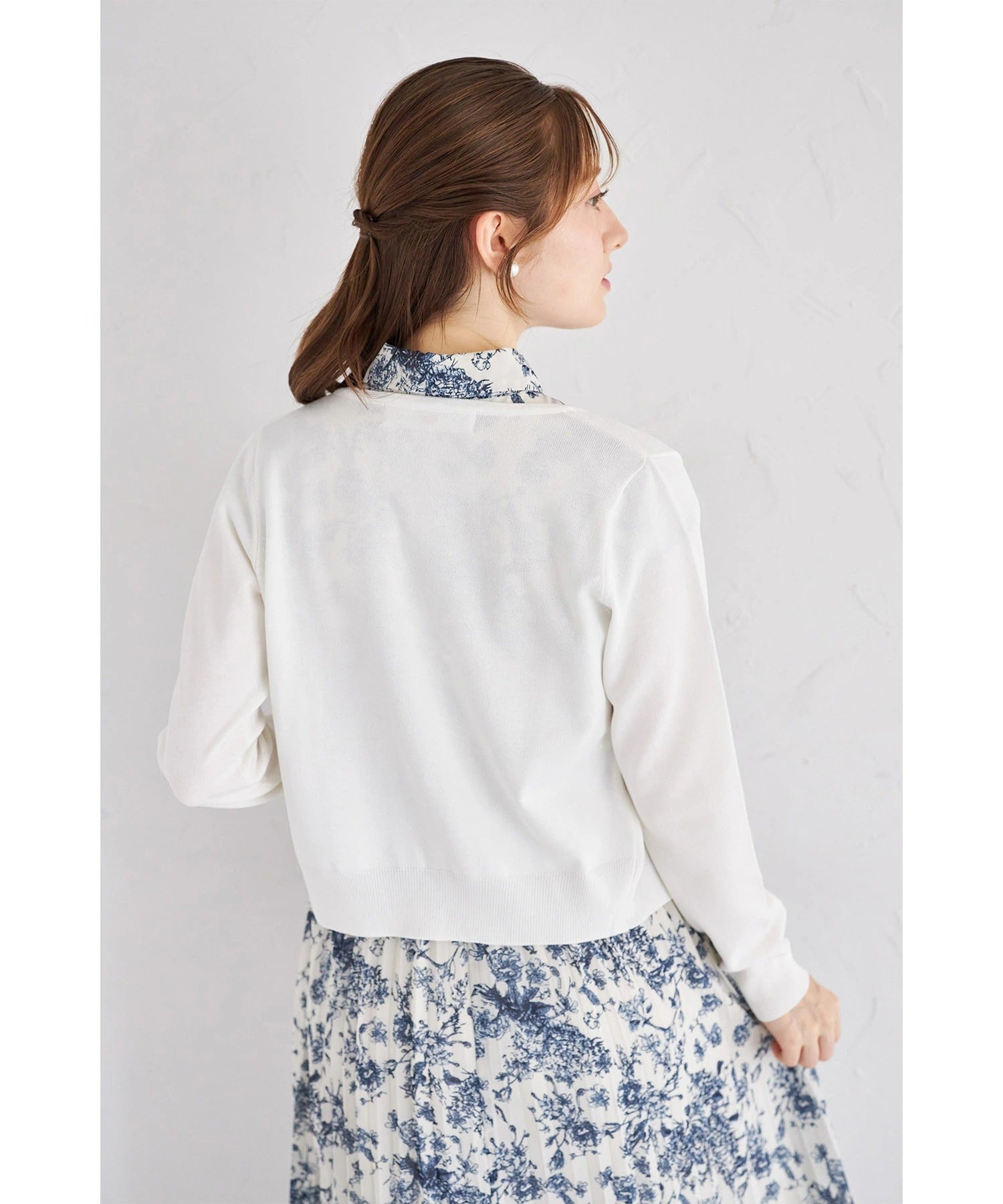トッコクローゼット tocco closet UVカット＆接触冷感＆ハンドウォッシュ♪超強撚パールフラワー釦カーディガン ホワイト