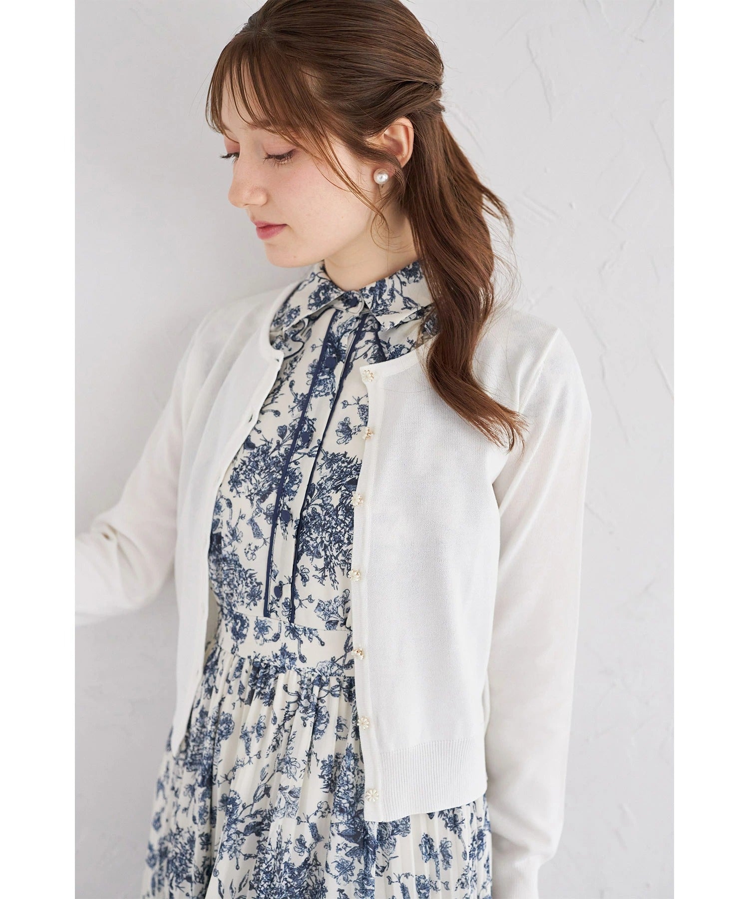 トッコクローゼット tocco closet UVカット＆接触冷感＆ハンドウォッシュ♪超強撚パールフラワー釦カーディガン ホワイト