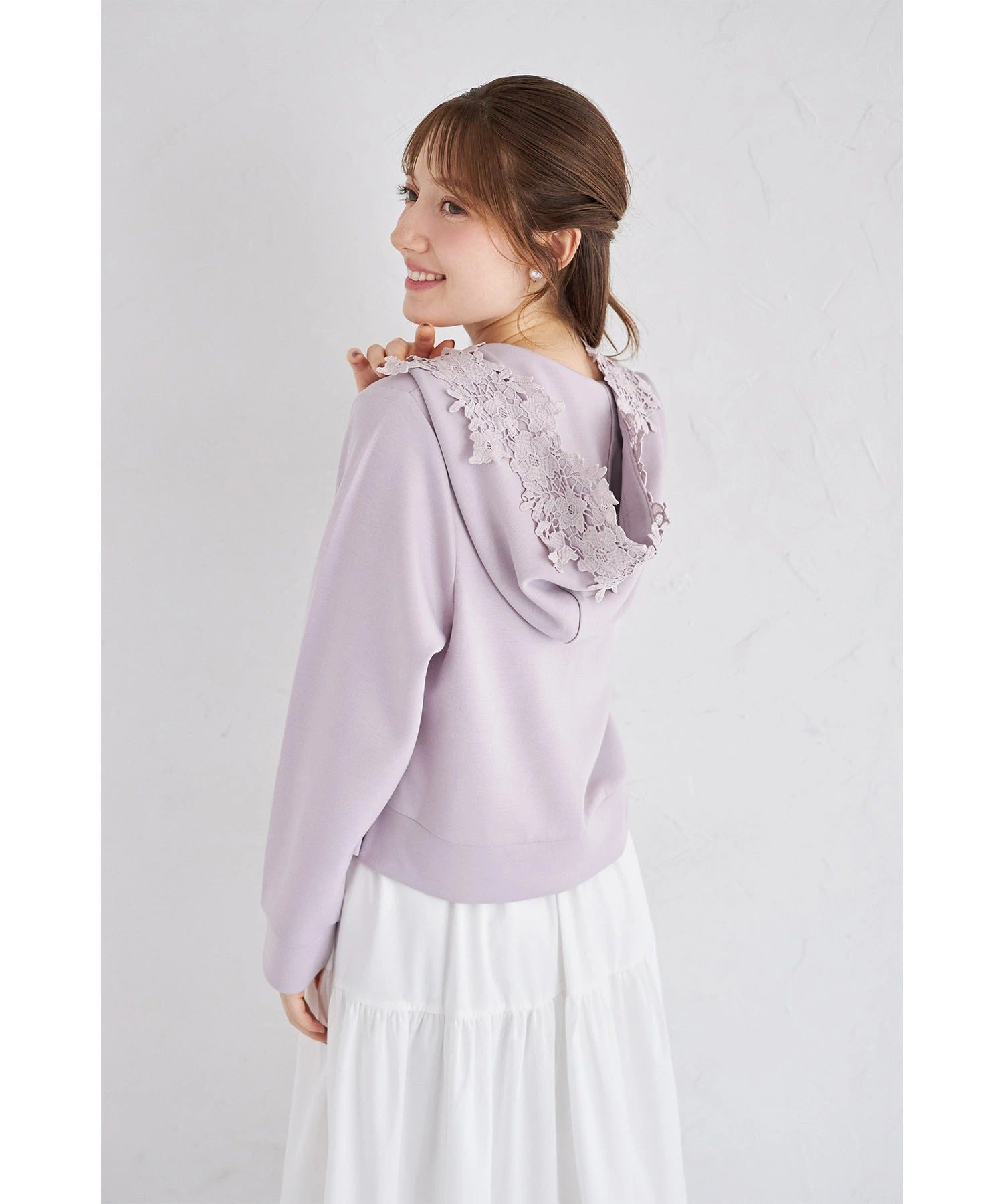 トッコクローゼット tocco closet 軽くて優しい着心地♪フラワーレース装飾ふんわりスフレタッチジップパーカー パープル