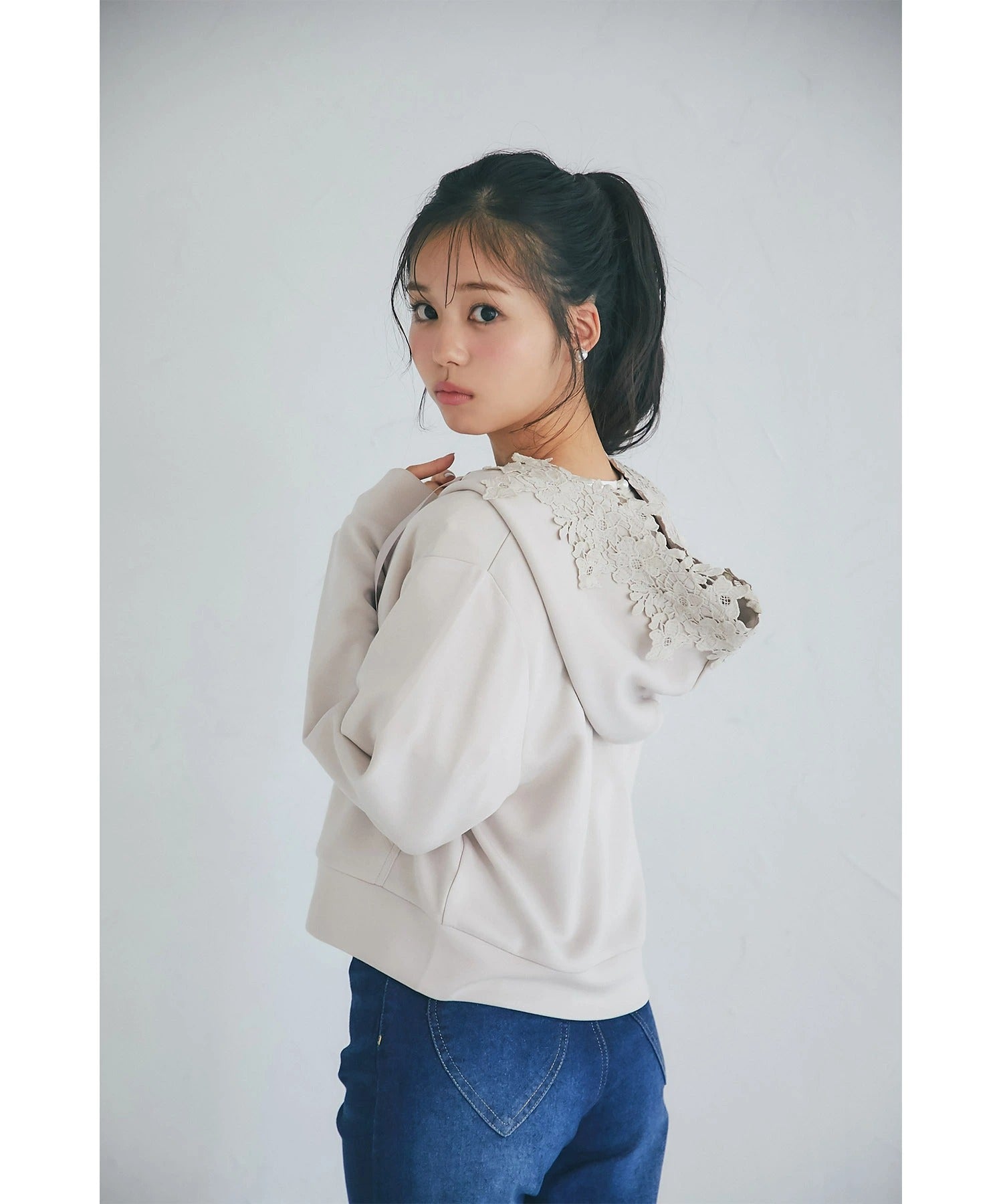 トッコクローゼット tocco closet 軽くて優しい着心地♪フラワーレース装飾ふんわりスフレタッチジップパーカー ベージュ