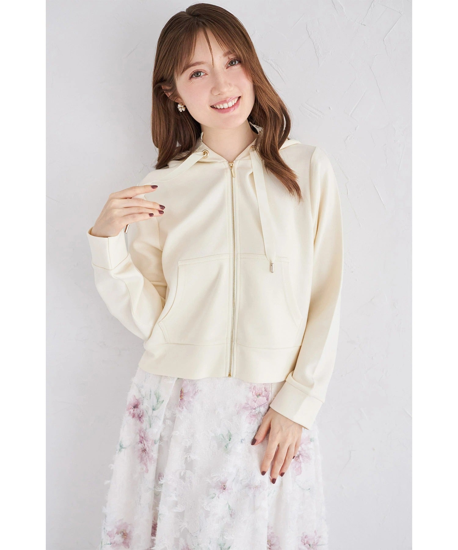 トッコクローゼット tocco closet 軽くて優しい着心地♪フラワーレース装飾ふんわりスフレタッチジップパーカー ホワイト
