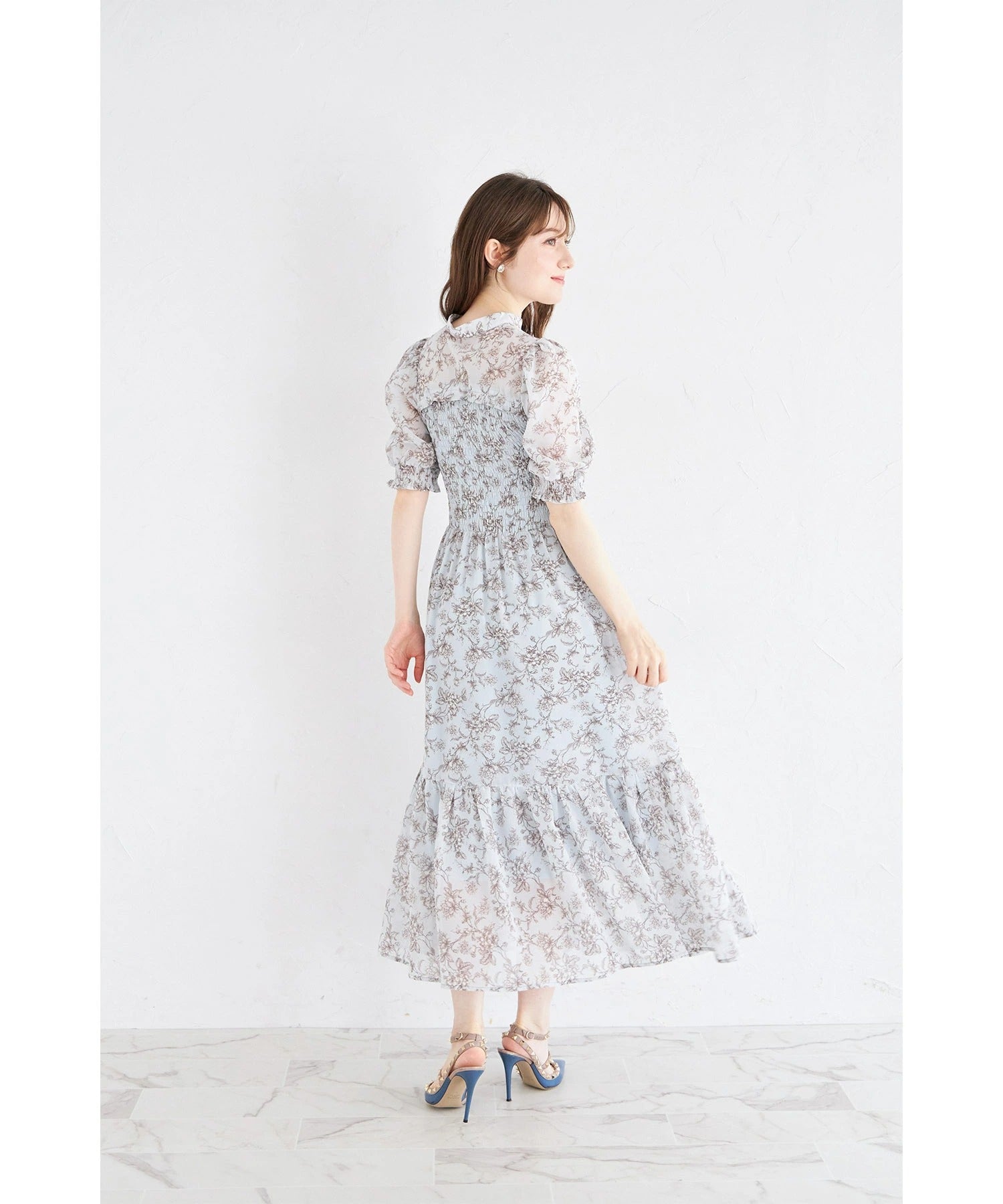 トッコクローゼット tocco closet リボン付きオープンデコルテシャーリングフラワートワルドジュイプリントワンピース ブルー