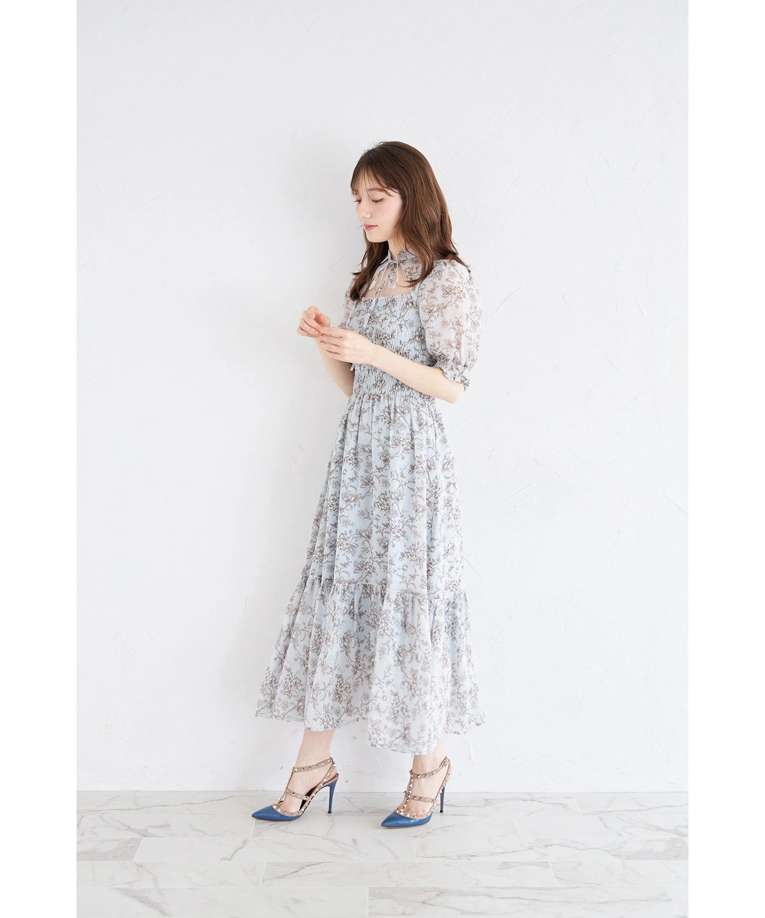 トッコクローゼット tocco closet リボン付きオープンデコルテシャーリングフラワートワルドジュイプリントワンピース ブルー