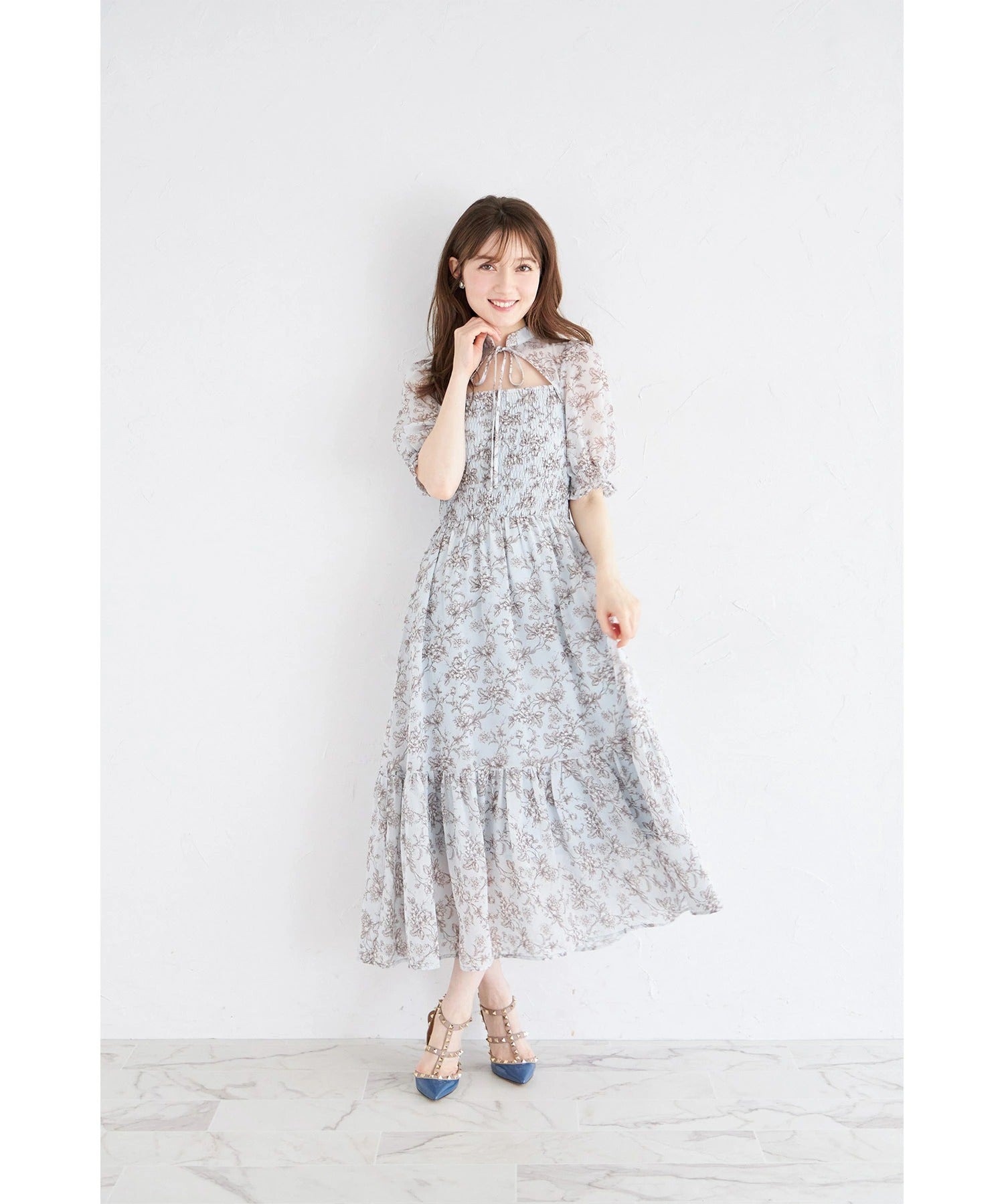 トッコクローゼット tocco closet リボン付きオープンデコルテシャーリングフラワートワルドジュイプリントワンピース ブルー