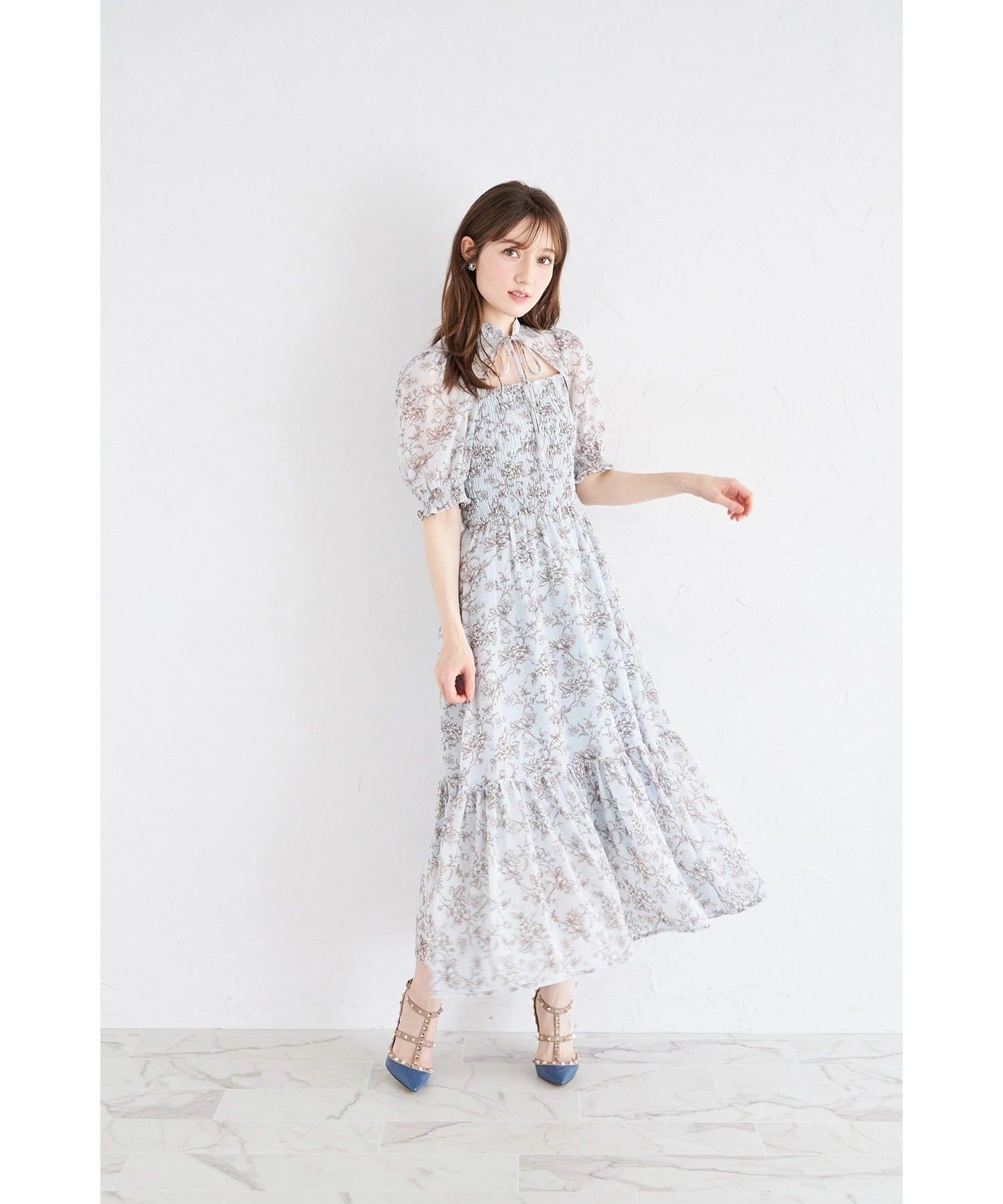 トッコクローゼット tocco closet リボン付きオープンデコルテシャーリングフラワートワルドジュイプリントワンピース ブルー