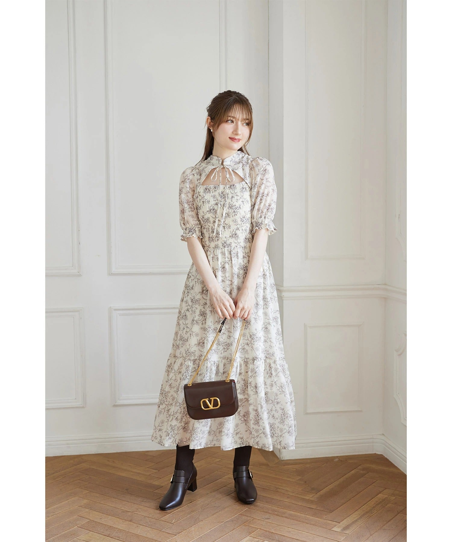 トッコクローゼット tocco closet リボン付きオープンデコルテシャーリングフラワートワルドジュイプリントワンピース ホワイト