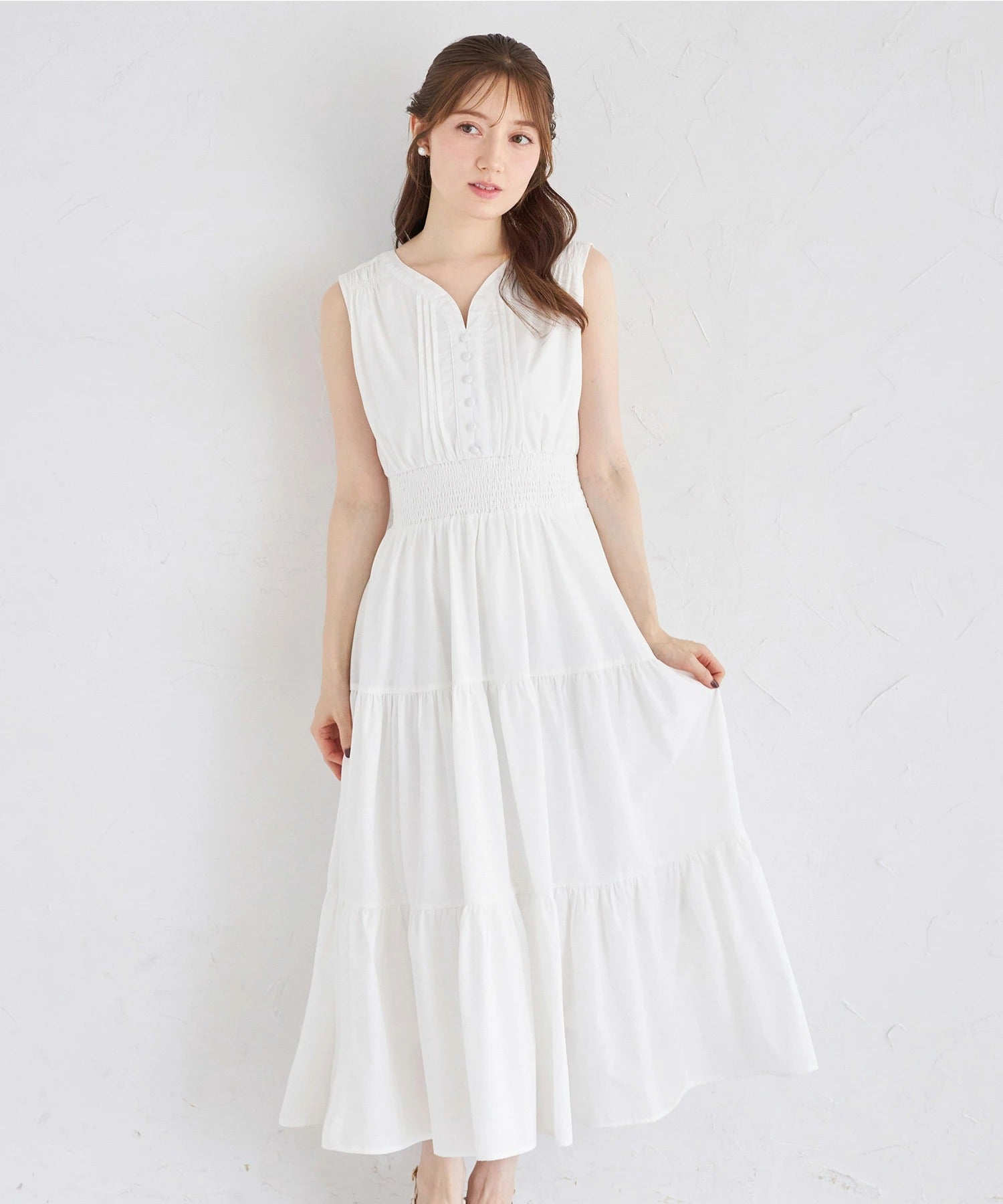 トッコクローゼット tocco closet くるみ飾り釦付きピンタック×シャーリングティアードワンピース ホワイト