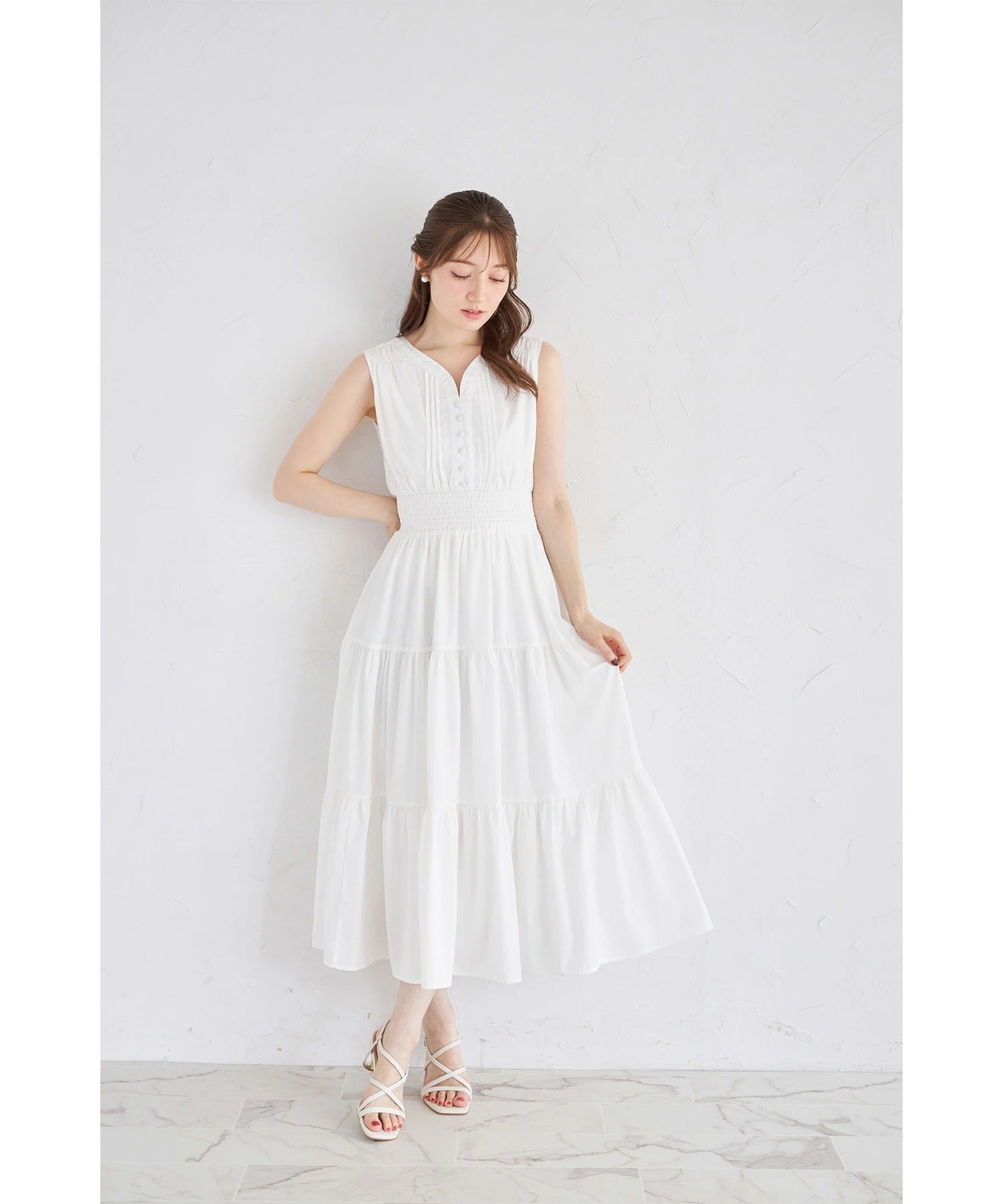 トッコクローゼット tocco closet くるみ飾り釦付きピンタック×シャーリングティアードワンピース ホワイト