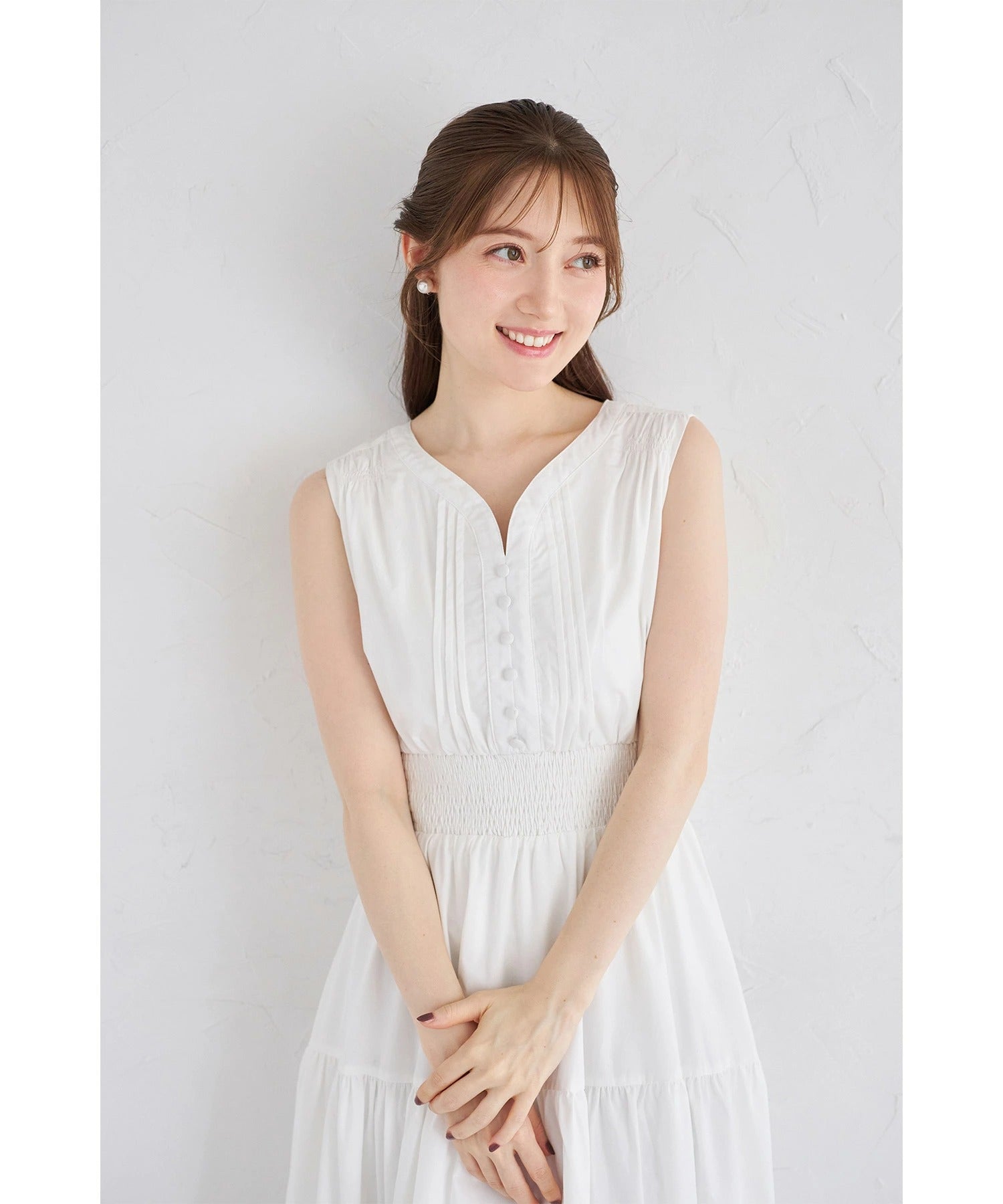 トッコクローゼット tocco closet くるみ飾り釦付きピンタック×シャーリングティアードワンピース ホワイト