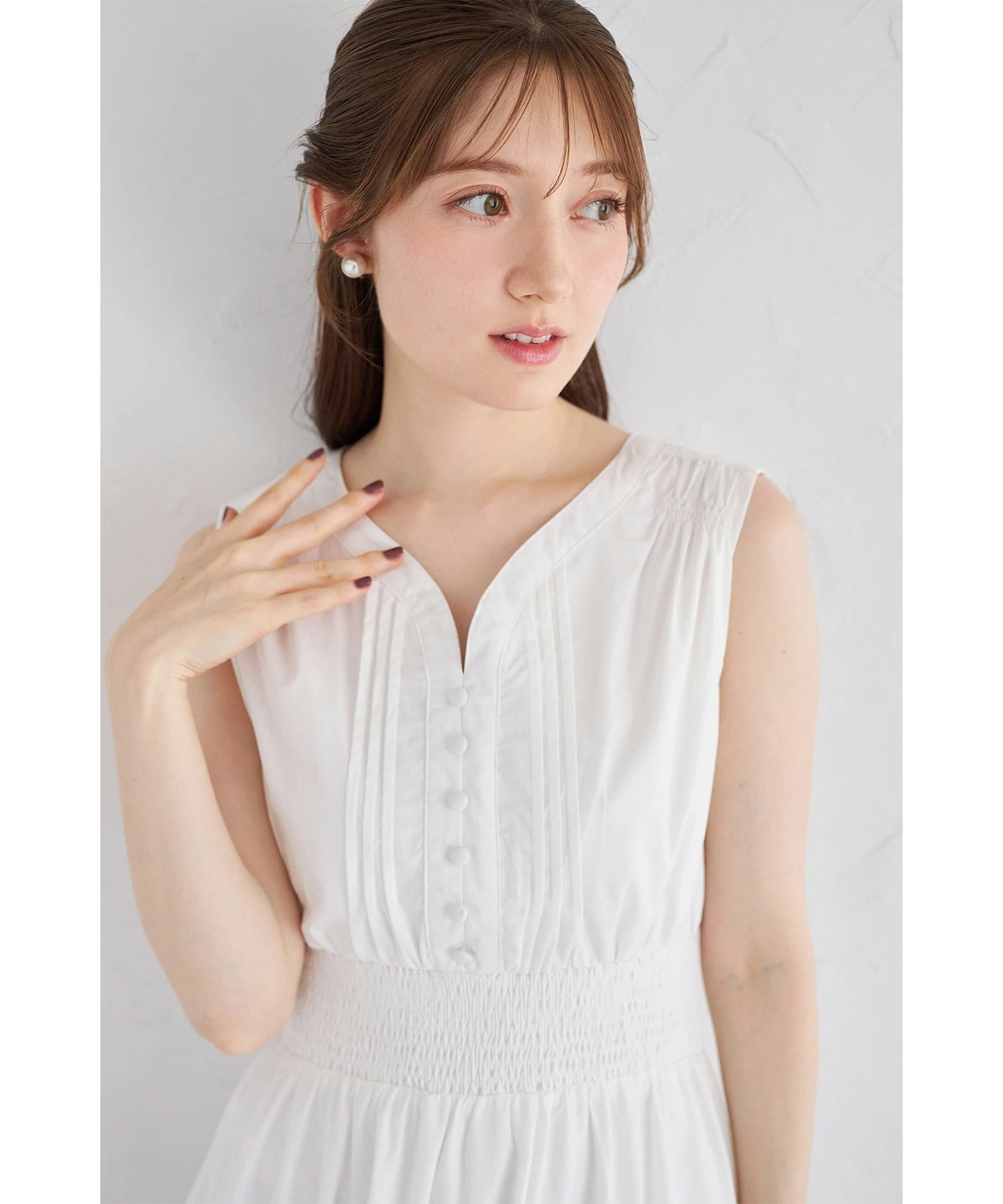 トッコクローゼット tocco closet くるみ飾り釦付きピンタック×シャーリングティアードワンピース ホワイト