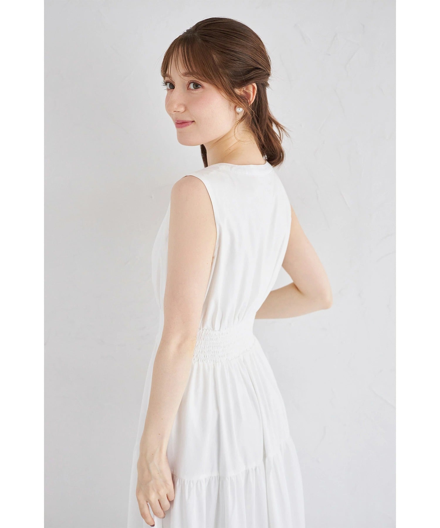 トッコクローゼット tocco closet くるみ飾り釦付きピンタック×シャーリングティアードワンピース ホワイト