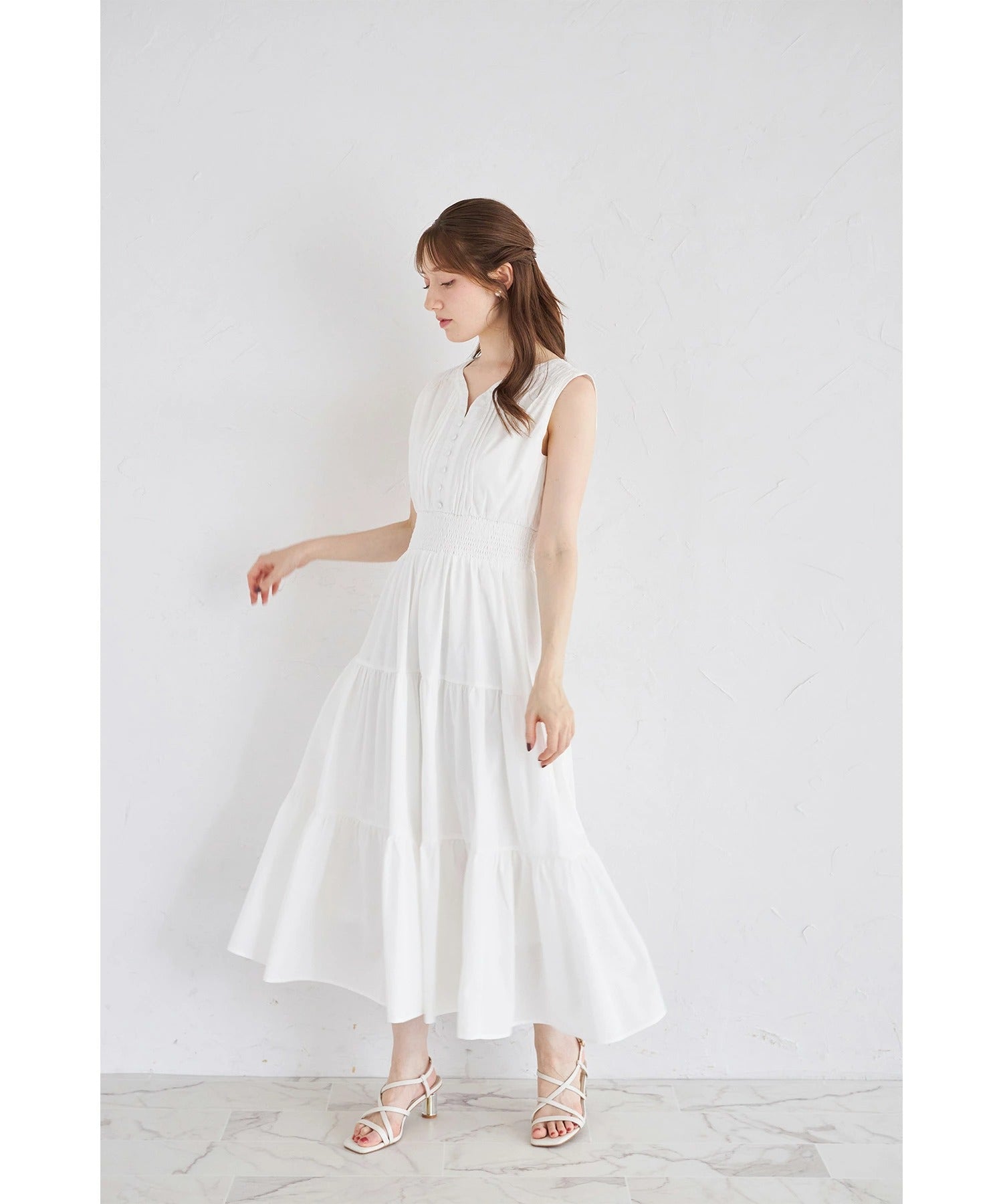 トッコクローゼット tocco closet くるみ飾り釦付きピンタック×シャーリングティアードワンピース ホワイト