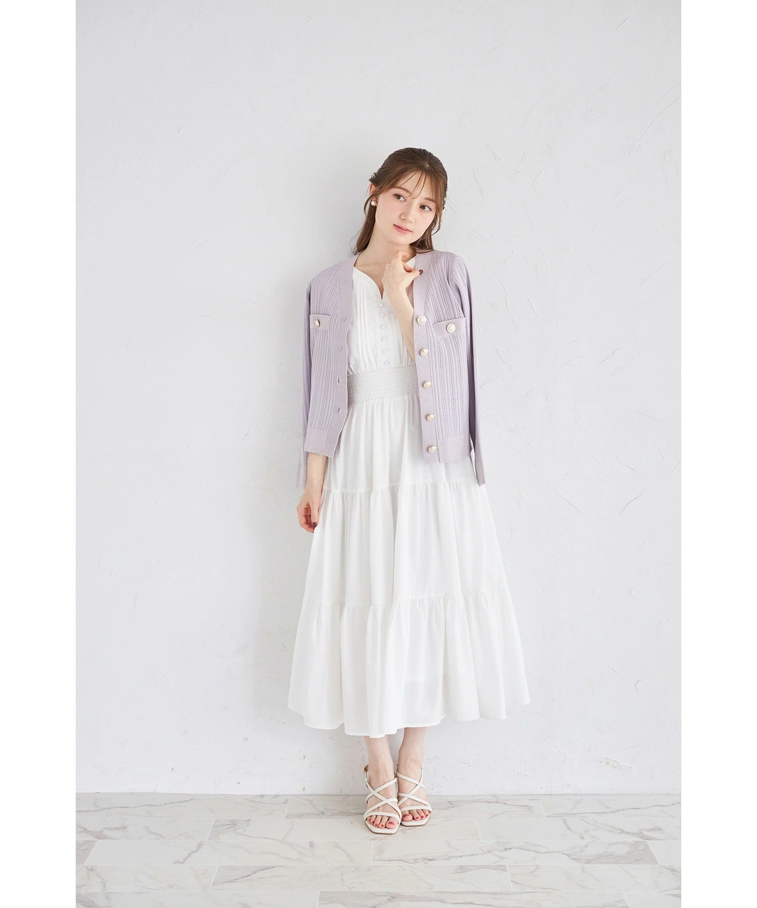 トッコクローゼット tocco closet くるみ飾り釦付きピンタック×シャーリングティアードワンピース ホワイト
