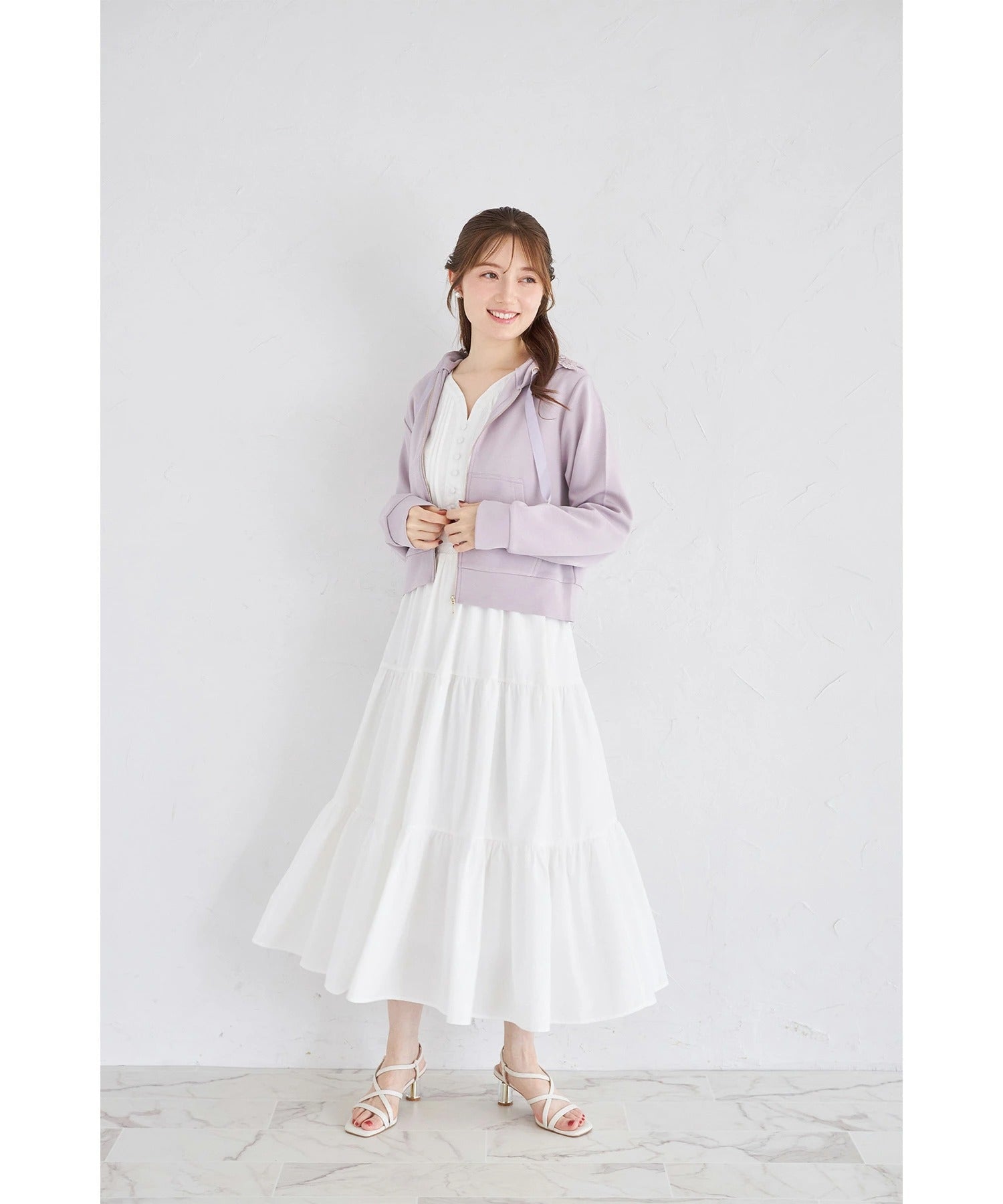 トッコクローゼット tocco closet くるみ飾り釦付きピンタック×シャーリングティアードワンピース ホワイト