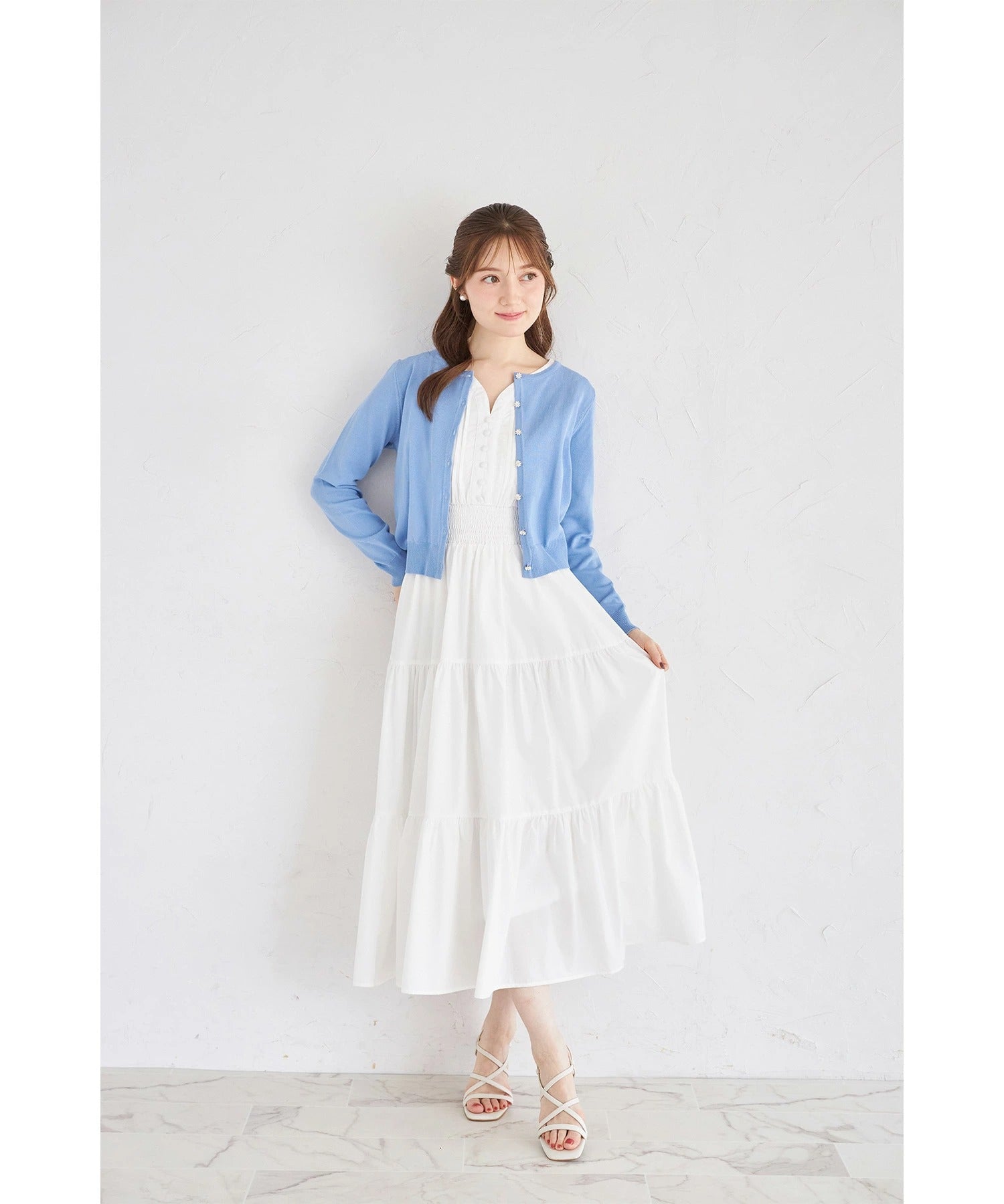 トッコクローゼット tocco closet くるみ飾り釦付きピンタック×シャーリングティアードワンピース ホワイト