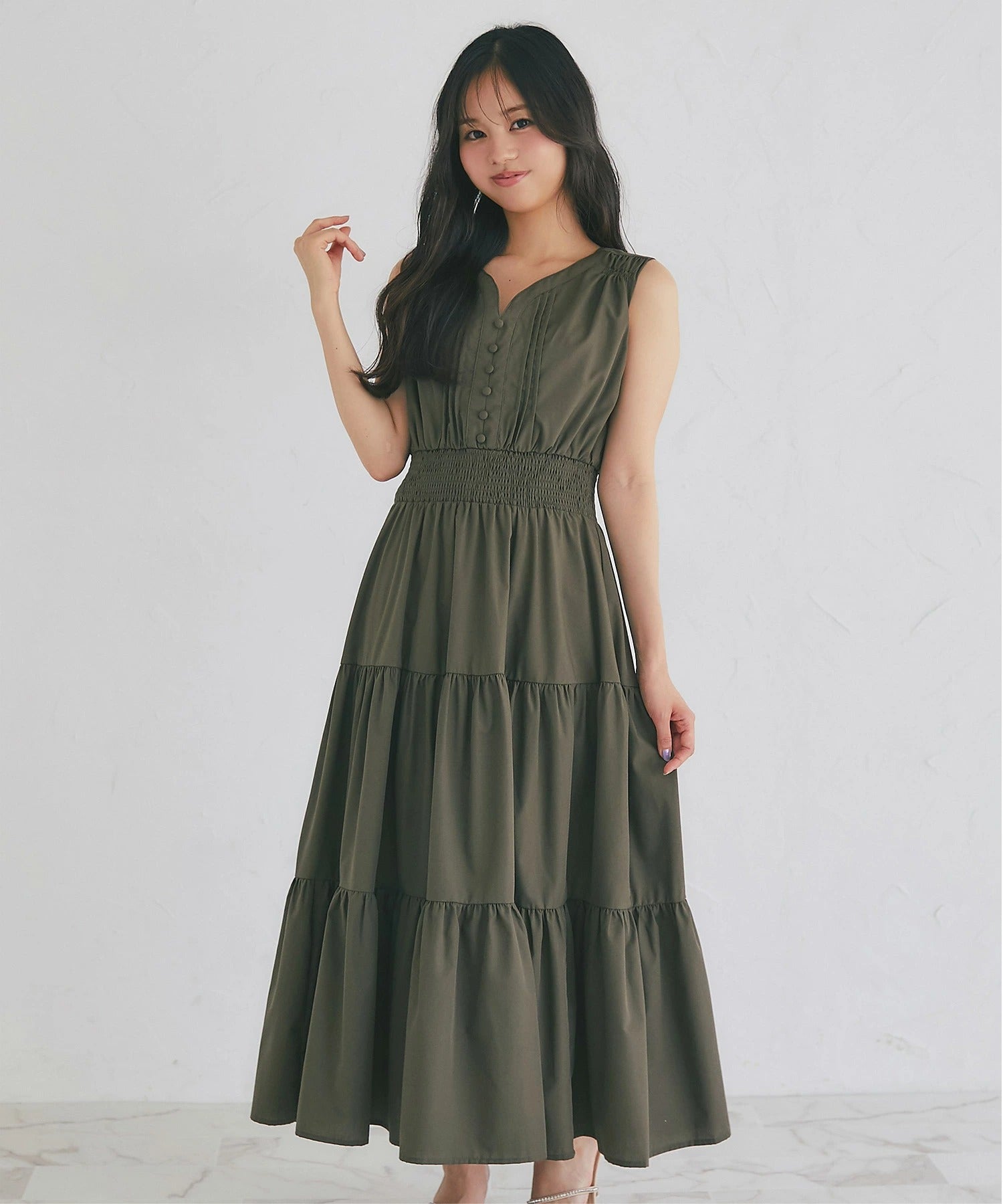 トッコクローゼット tocco closet くるみ飾り釦付きピンタック×シャーリングティアードワンピース カーキ