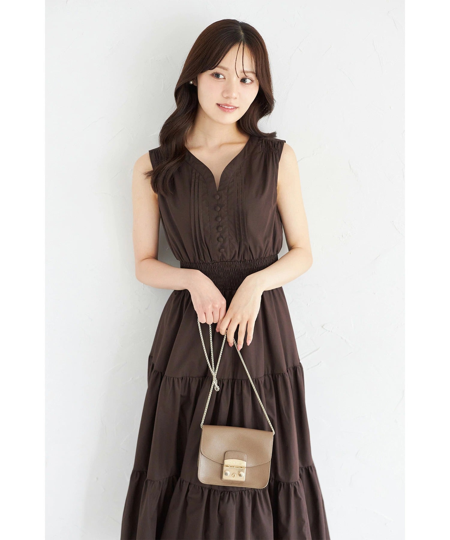 トッコクローゼット tocco closet くるみ飾り釦付きピンタック×シャーリングティアードワンピース ブラウン