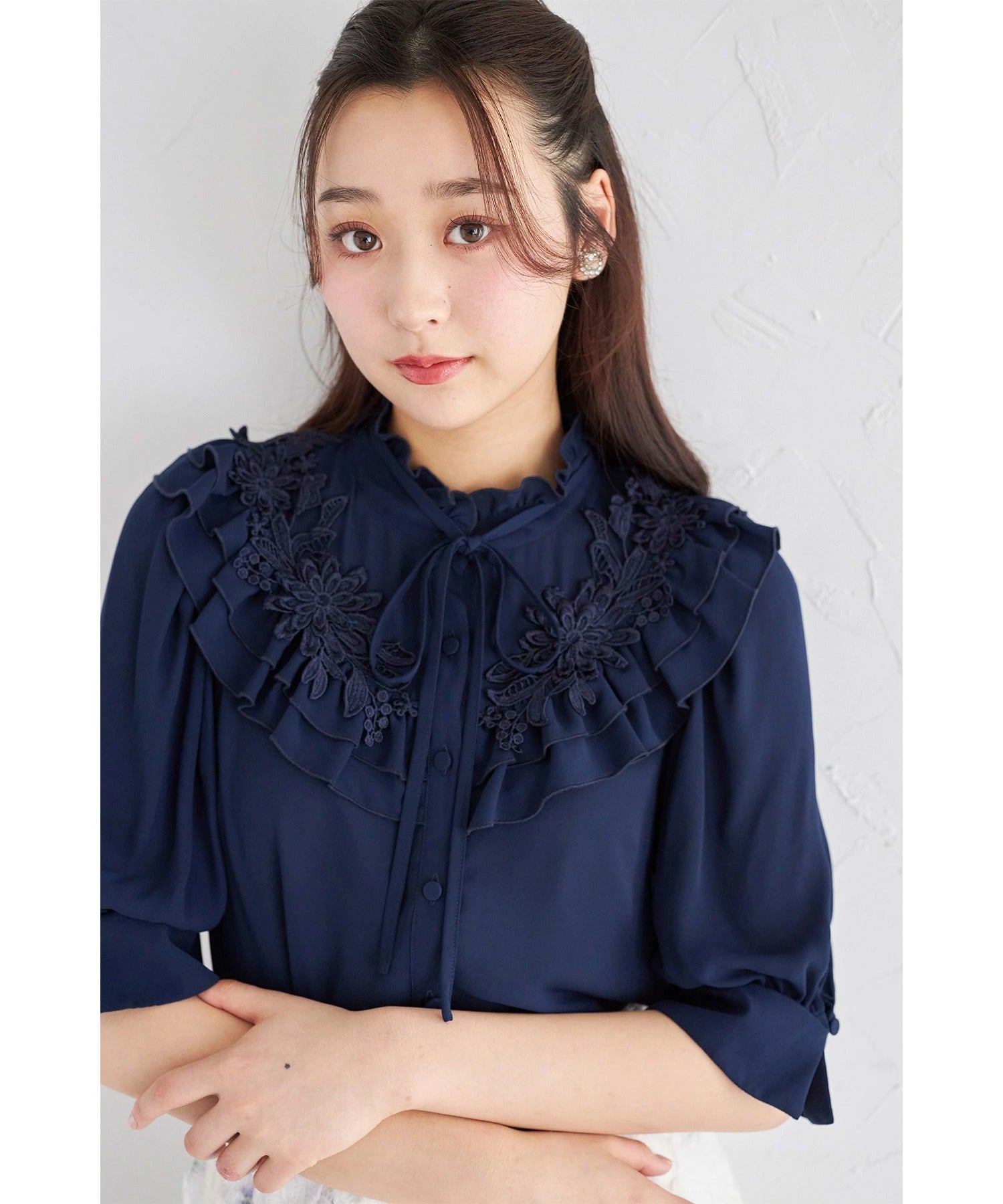 トッコクローゼット tocco closet リボン付きフラワーモチーフレース×フリルブラウス ネイビー