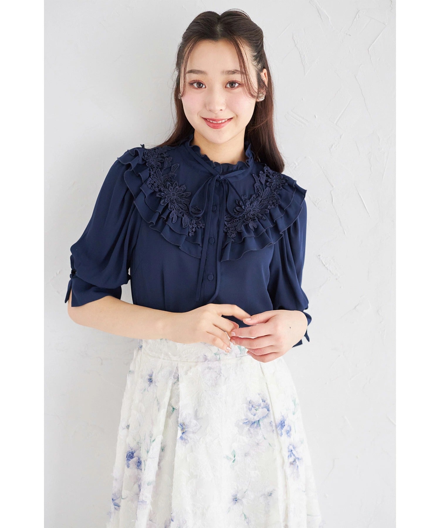 トッコクローゼット tocco closet リボン付きフラワーモチーフレース×フリルブラウス ネイビー
