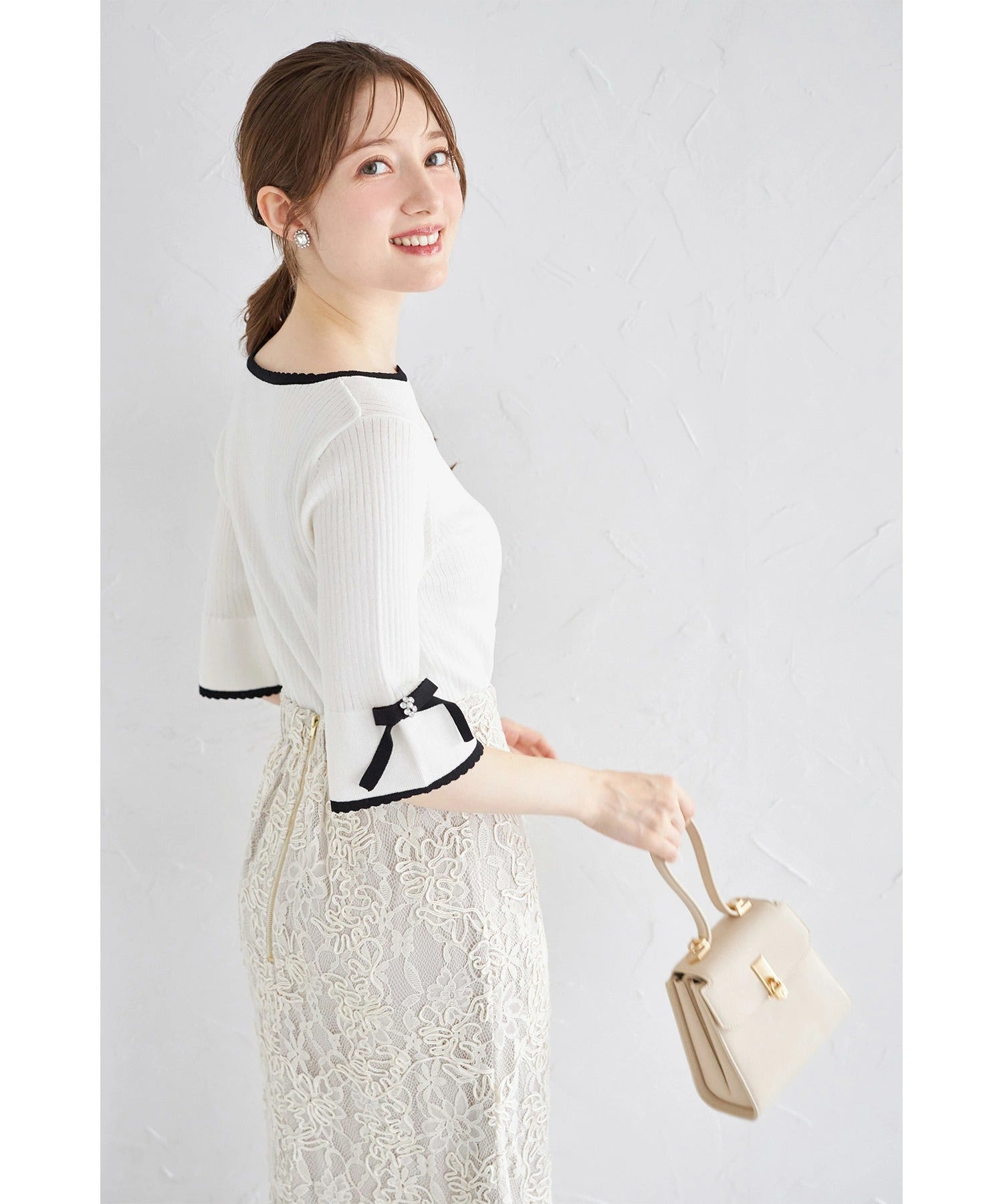 トッコクローゼット tocco closet リボン付きスカラップバイカラーニットプルオーバー ホワイト