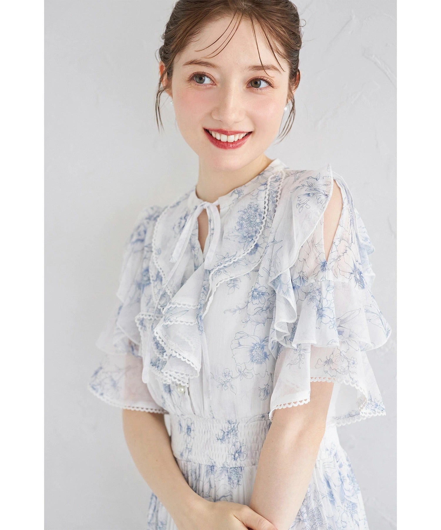 トッコクローゼット tocco closet リボン付きラッフルフリル×ピコレースフラワープリントプリーツワンピース ブルー