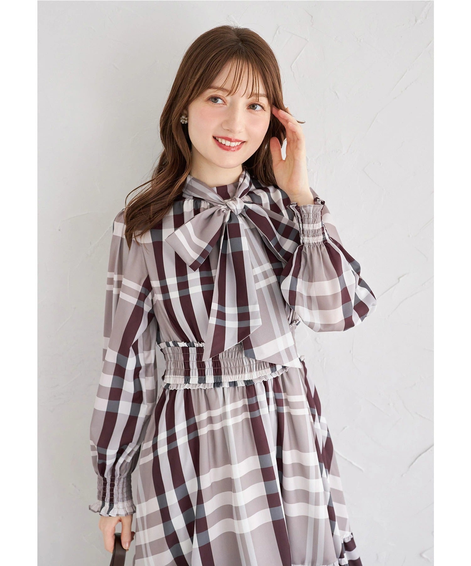 トッコクローゼット tocco closet ビックボウタイリボン付きチェック柄シャーリングワンピース ベージュ