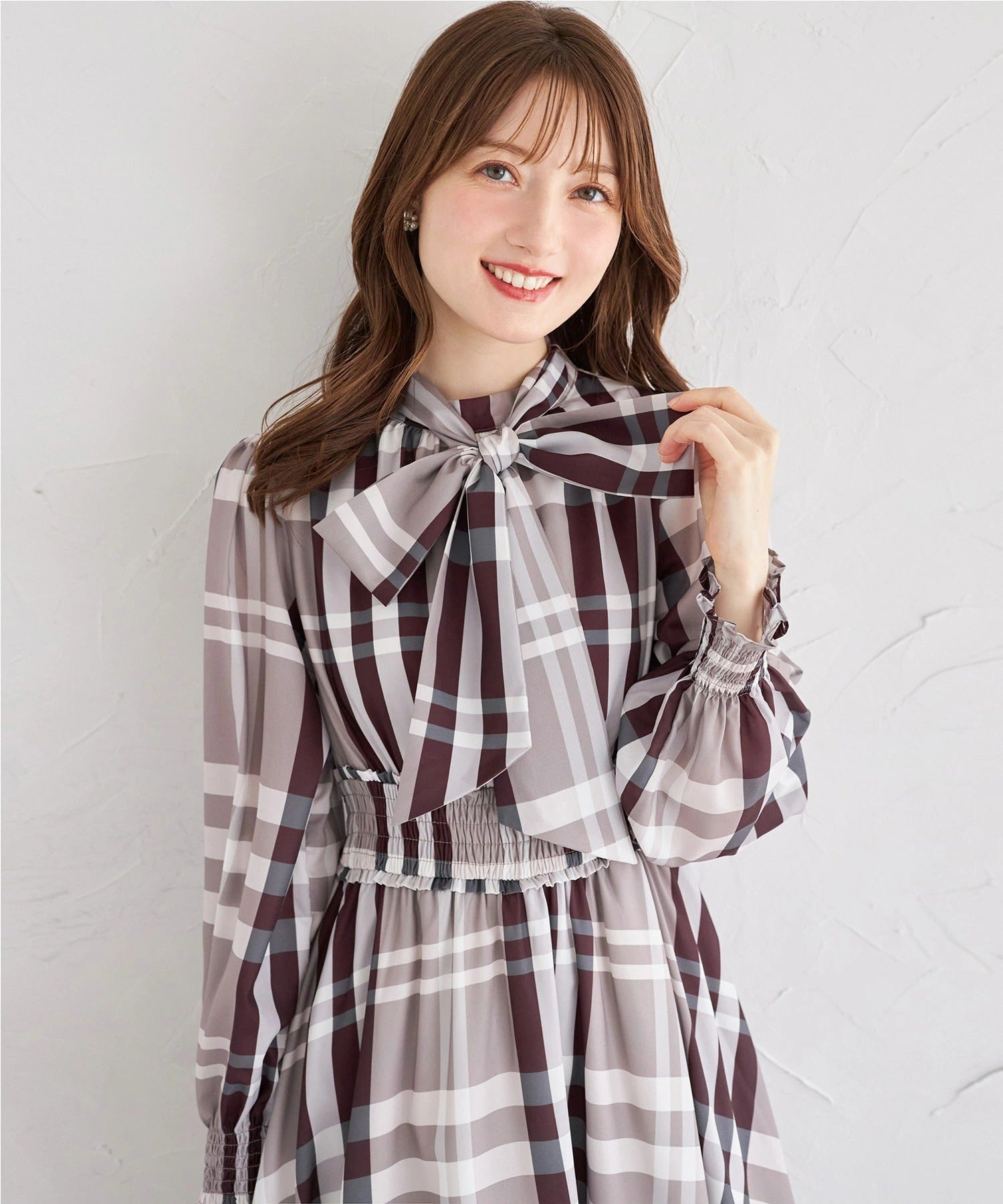 トッコクローゼット tocco closet ビックボウタイリボン付きチェック柄シャーリングワンピース ベージュ