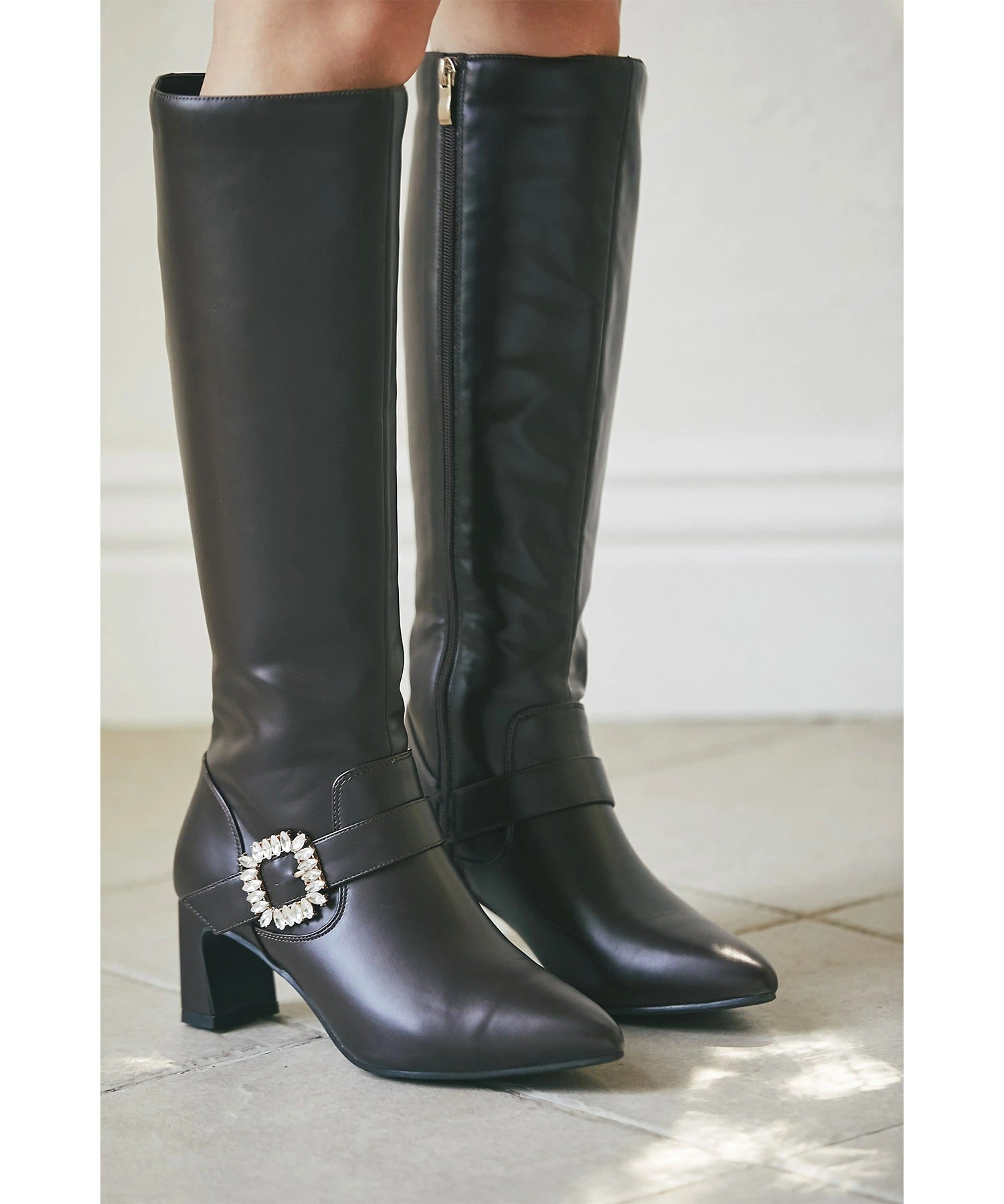 トッコクローゼット tocco closet ベルトデザインバックルビジュー付きロングブーツ ブラウン