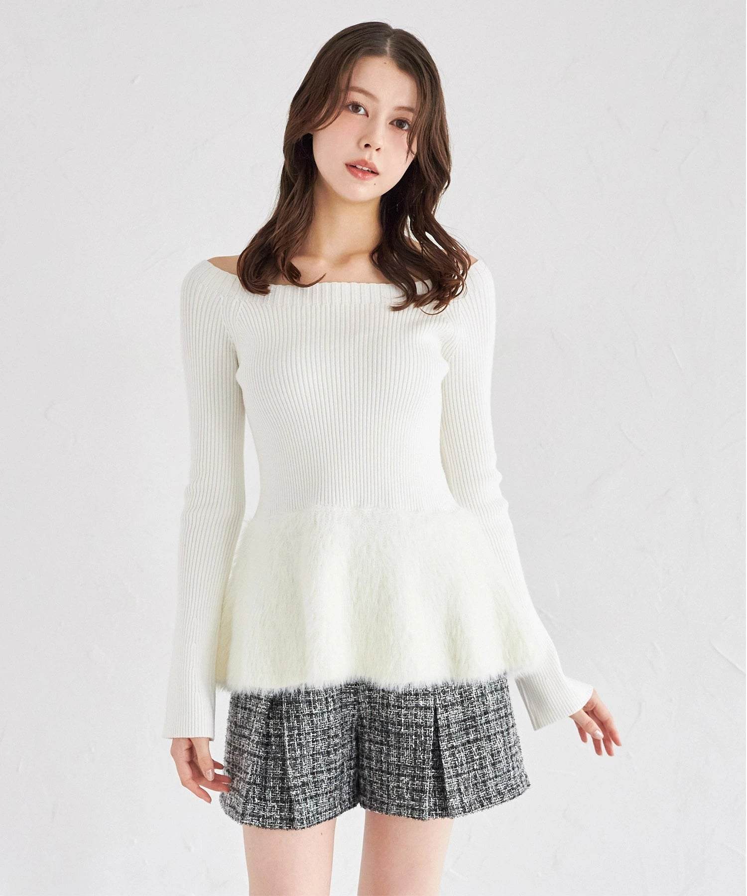 トッコクローゼット tocco closet シャギー切り替えリブニットペプラムプルオーバー ホワイト