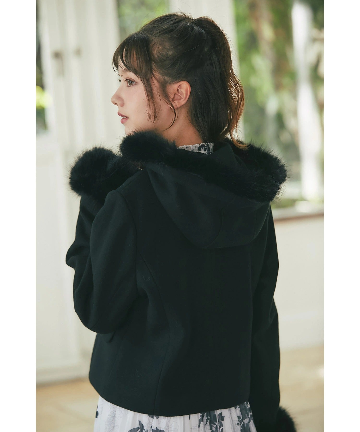 トッコクローゼット tocco closet 取り外し可能なファー付きビジュー装飾ショートコート ブラック