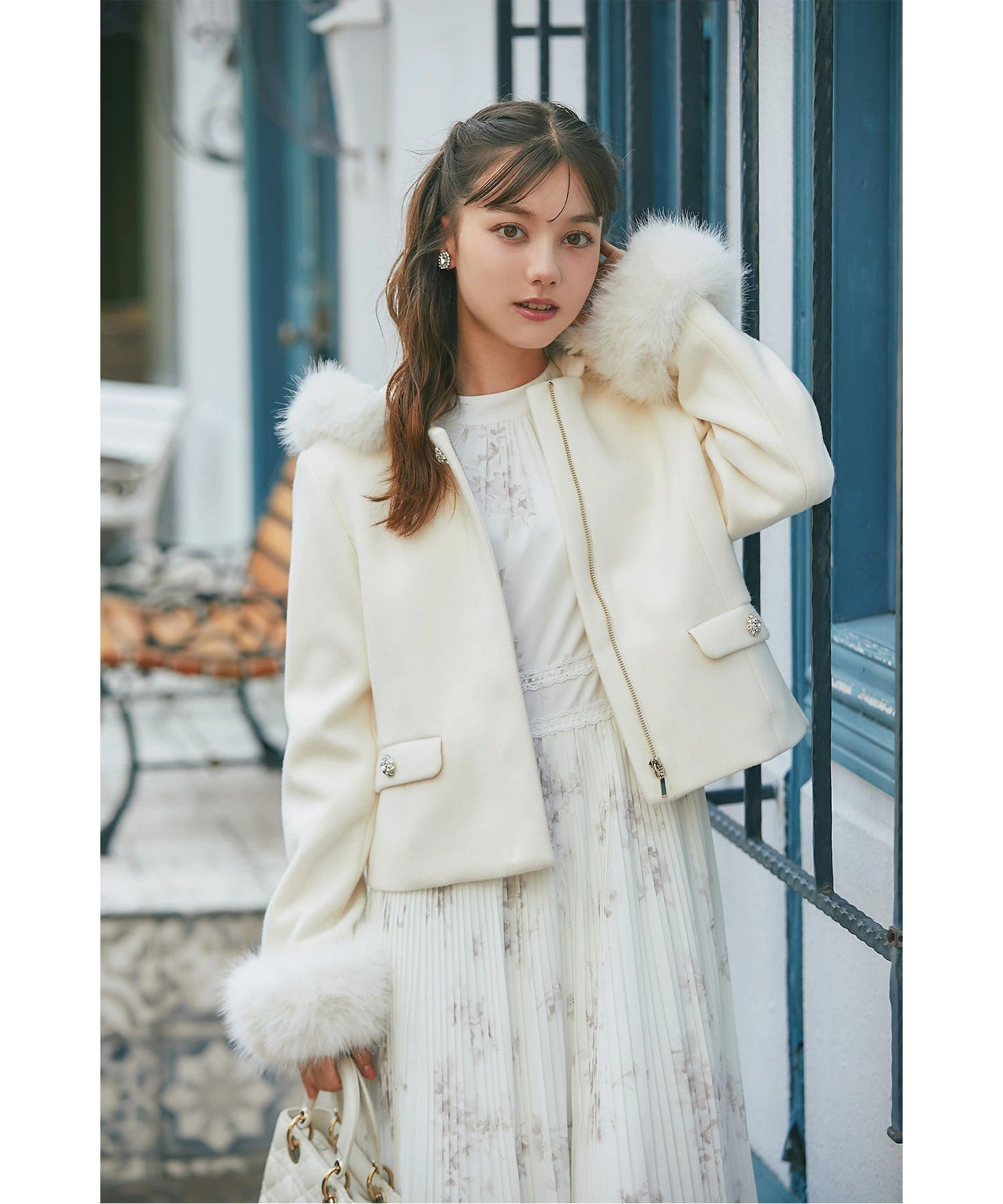 トッコクローゼット tocco closet 取り外し可能なファー付きビジュー装飾ショートコート ホワイト