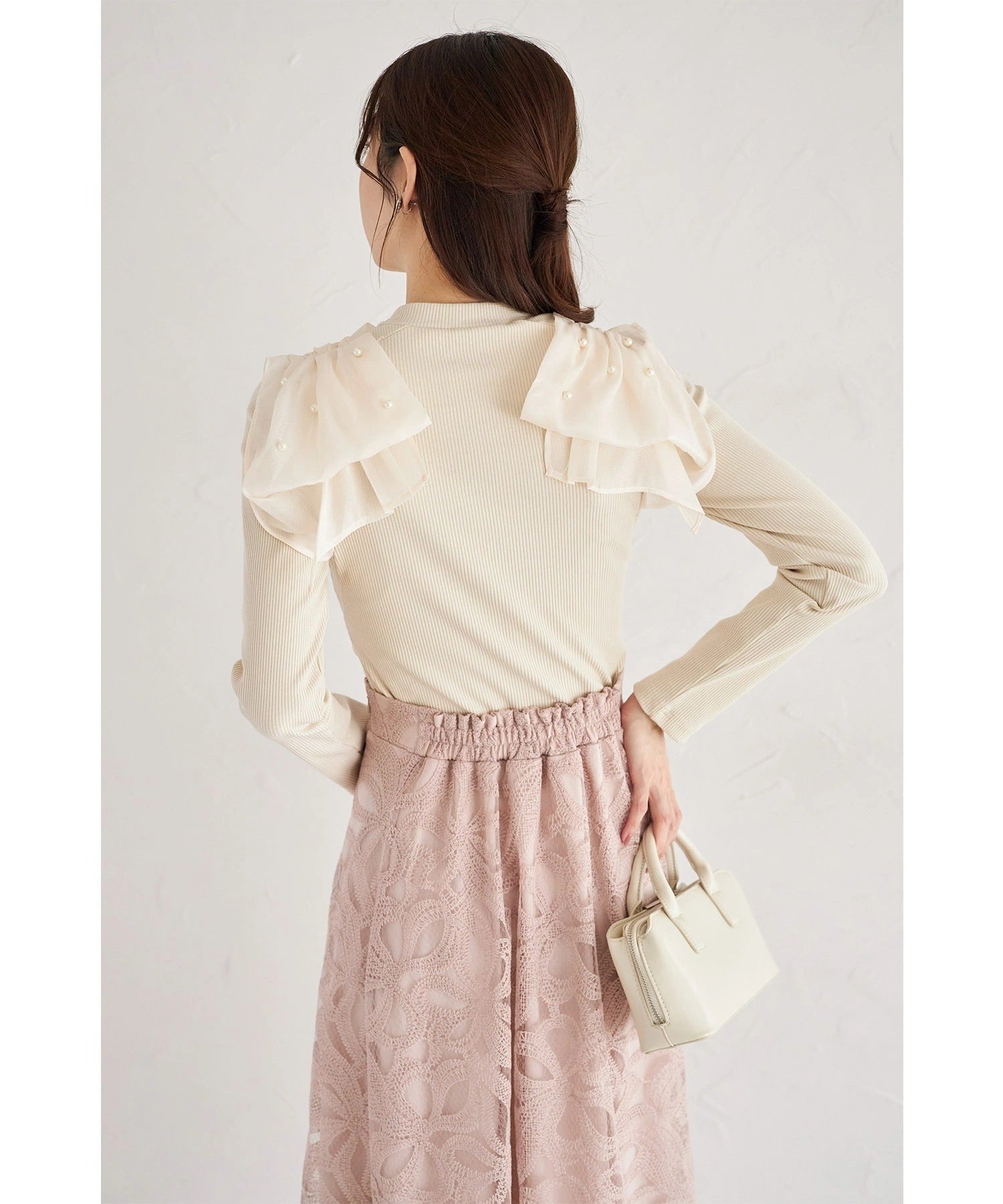 トッコクローゼット tocco closet 肩リボン＆パール付きリブカットプルオーバー ベージュ