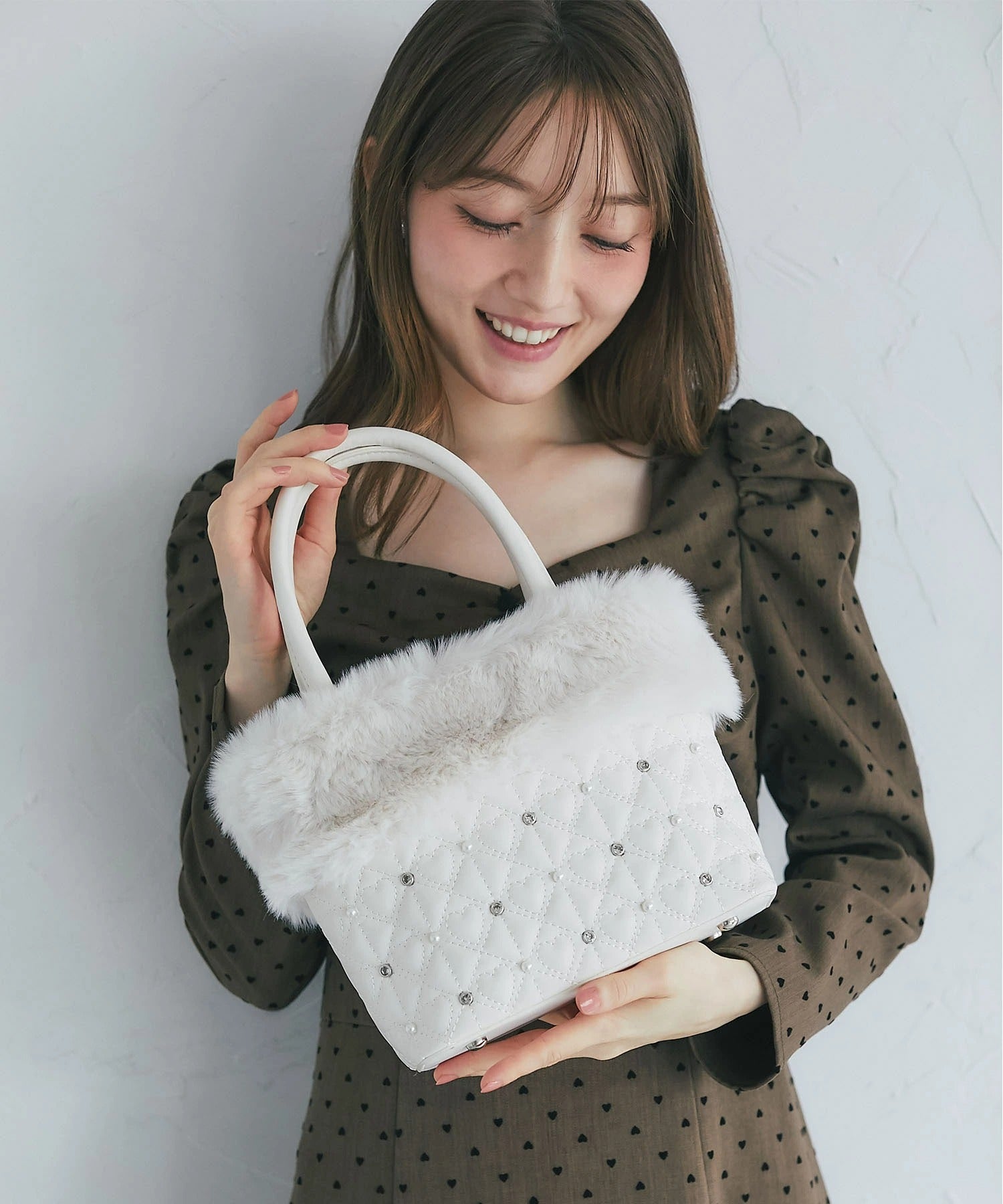 トッコクローゼット tocco closet 3WAYショルダー付きパールビジュー装飾ファー×ハートキルティングバッグ ホワイト