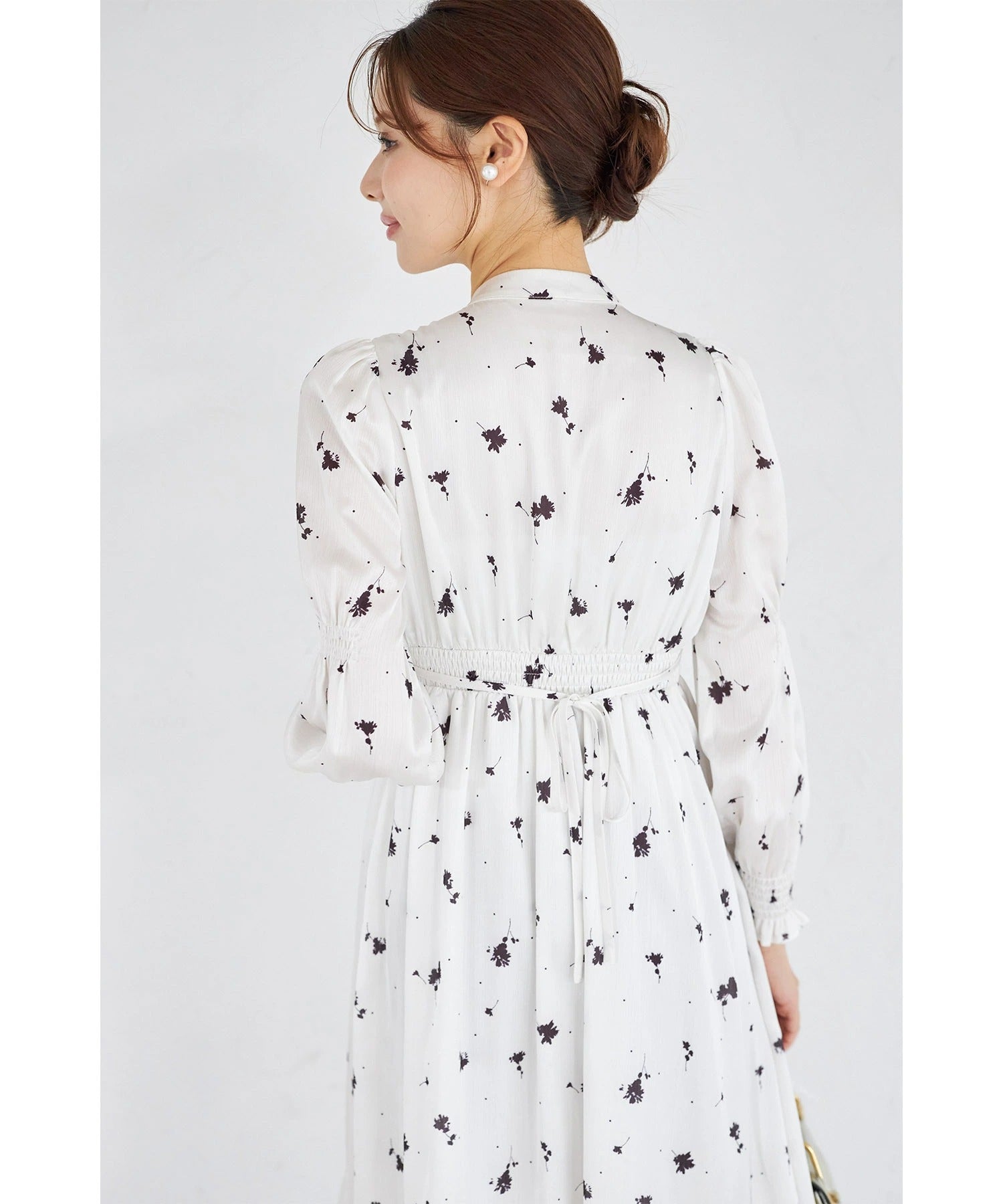 トッコクローゼット tocco closet リボン付きシルエットフラワー×ペンシルドットプリントワンピース ホワイト