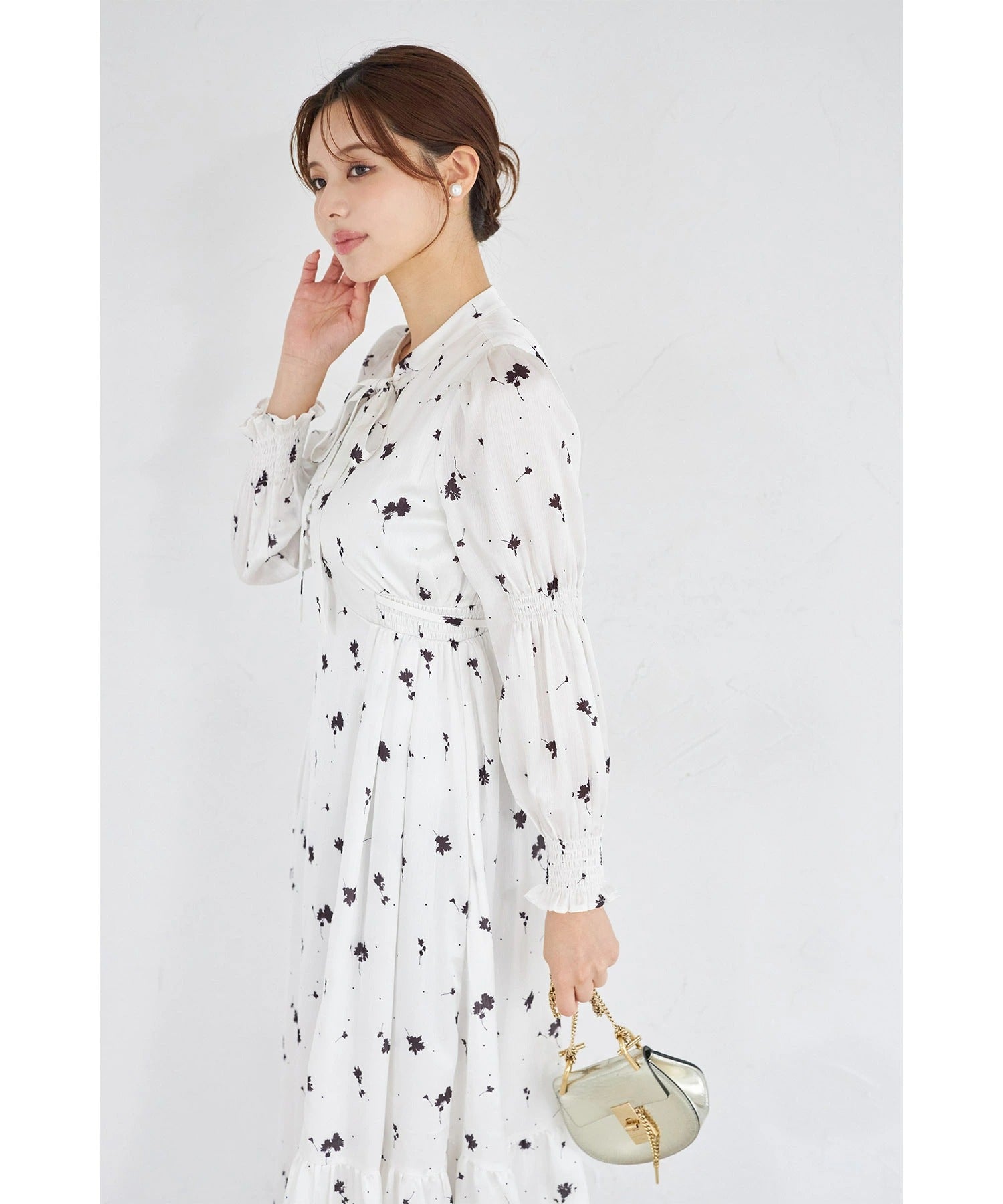 トッコクローゼット tocco closet リボン付きシルエットフラワー×ペンシルドットプリントワンピース ホワイト