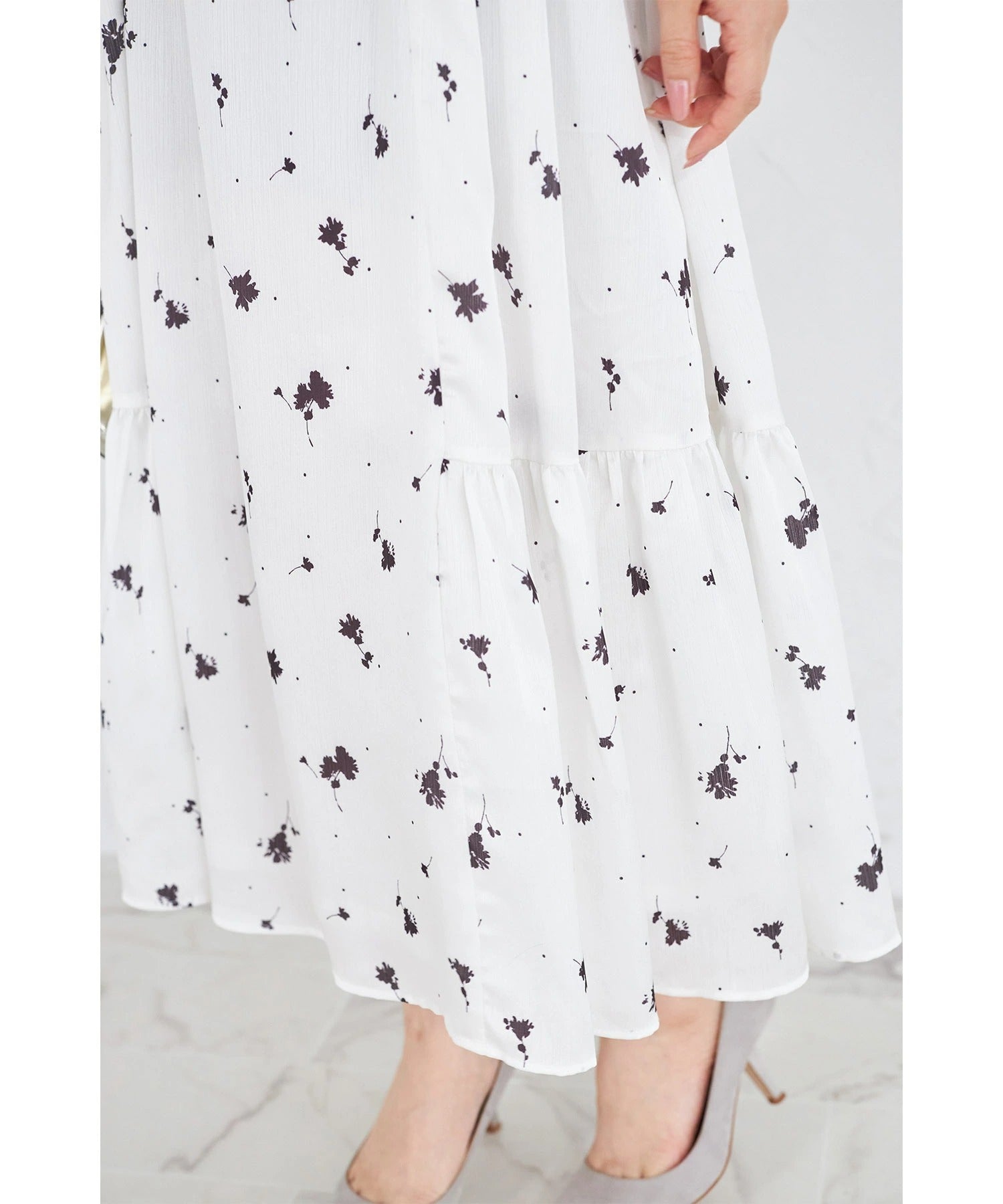 トッコクローゼット tocco closet リボン付きシルエットフラワー×ペンシルドットプリントワンピース ホワイト