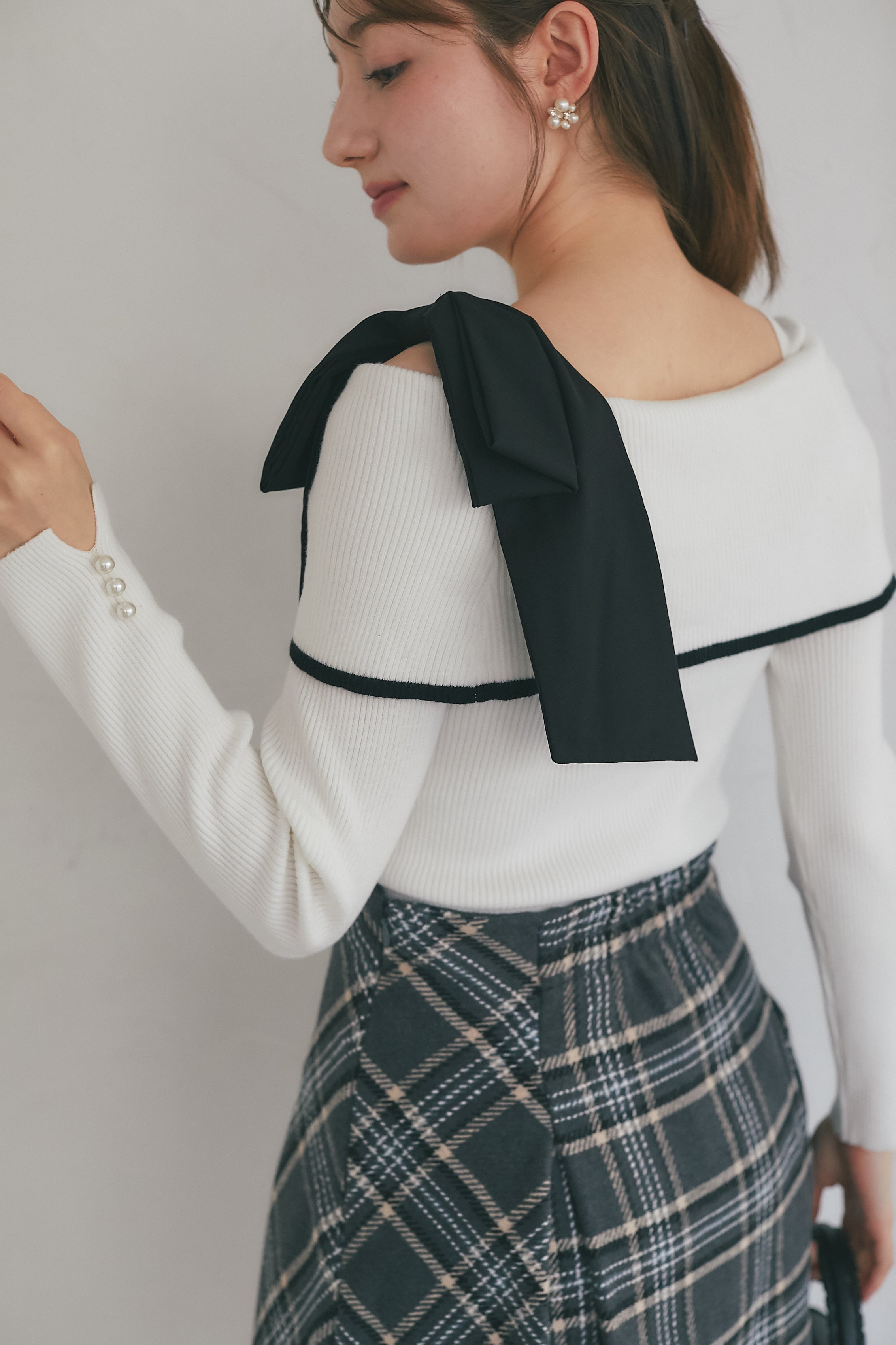 トッコクローゼット tocco closet 肩リボン付き袖口パール装飾ニットプルオーバー ホワイト