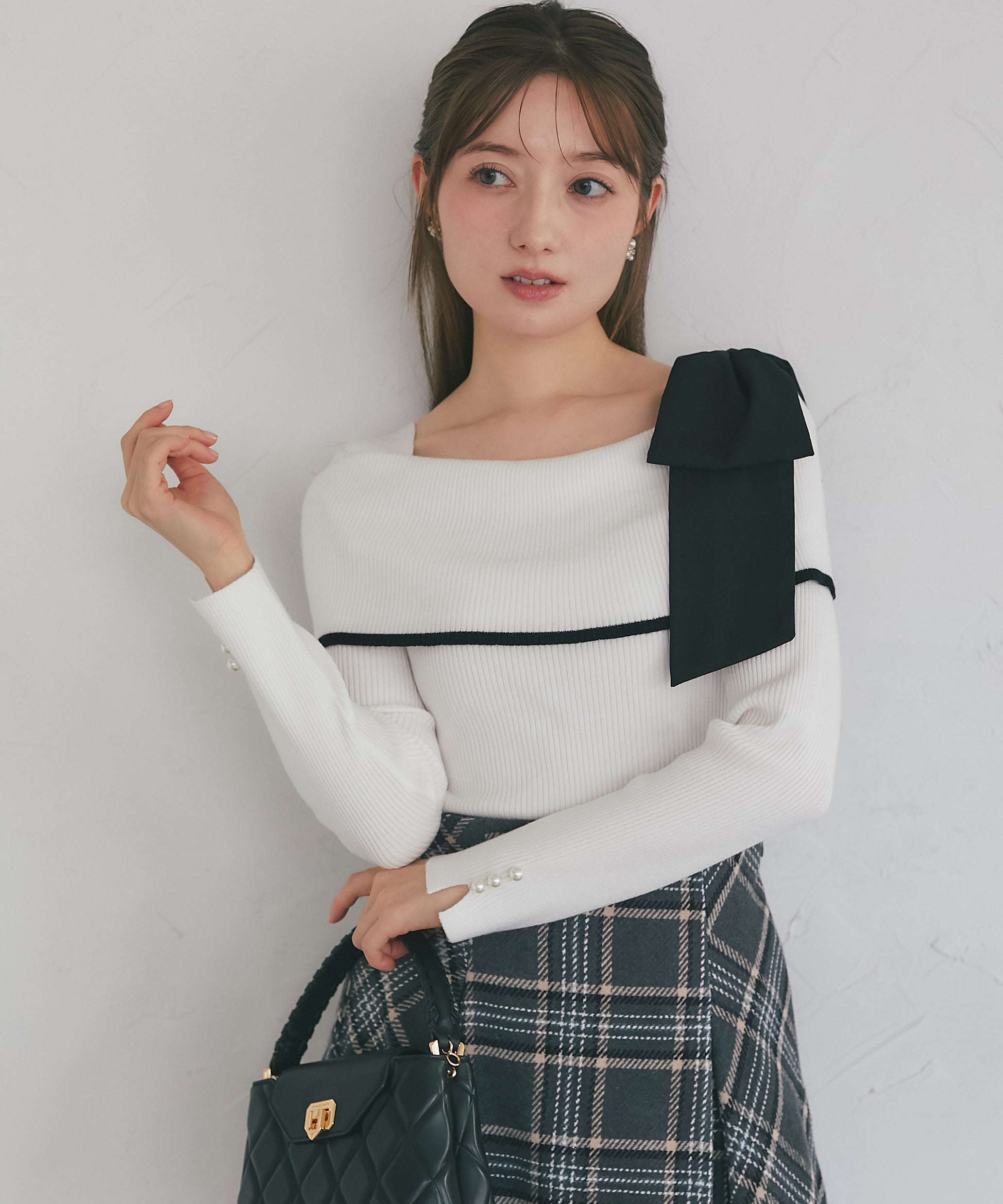 トッコクローゼット tocco closet 肩リボン付き袖口パール装飾ニットプルオーバー ホワイト