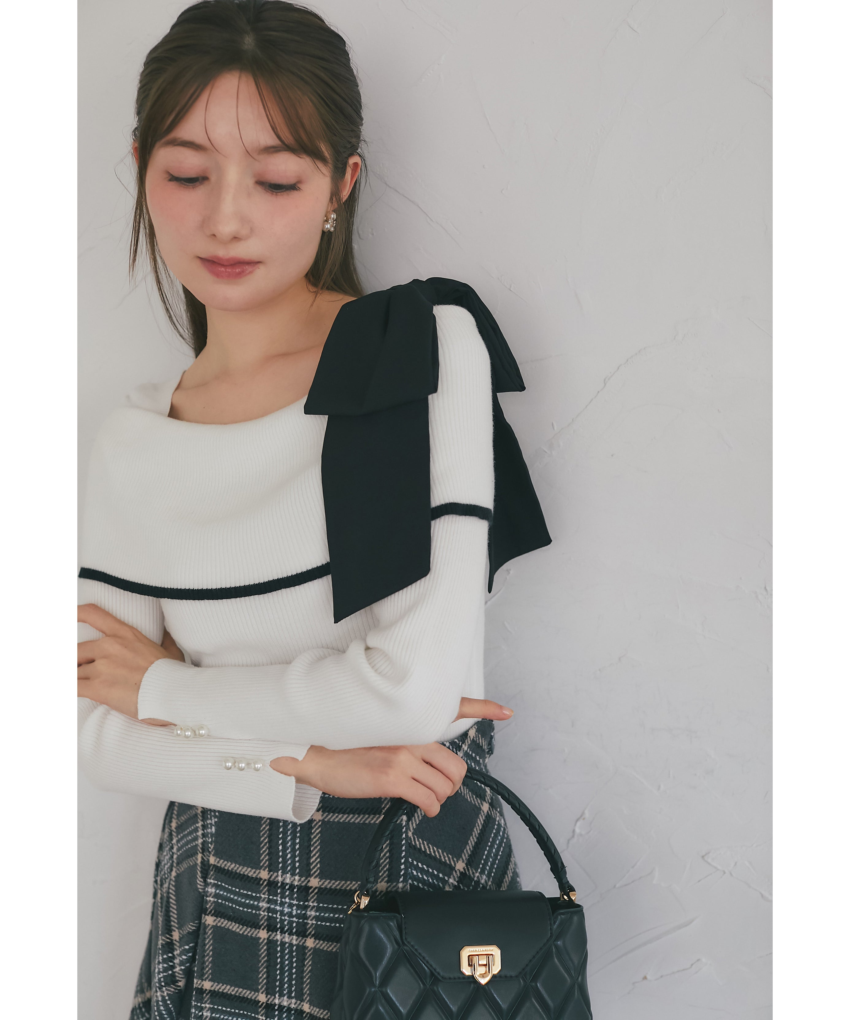 トッコクローゼット tocco closet 肩リボン付き袖口パール装飾ニットプルオーバー ホワイト