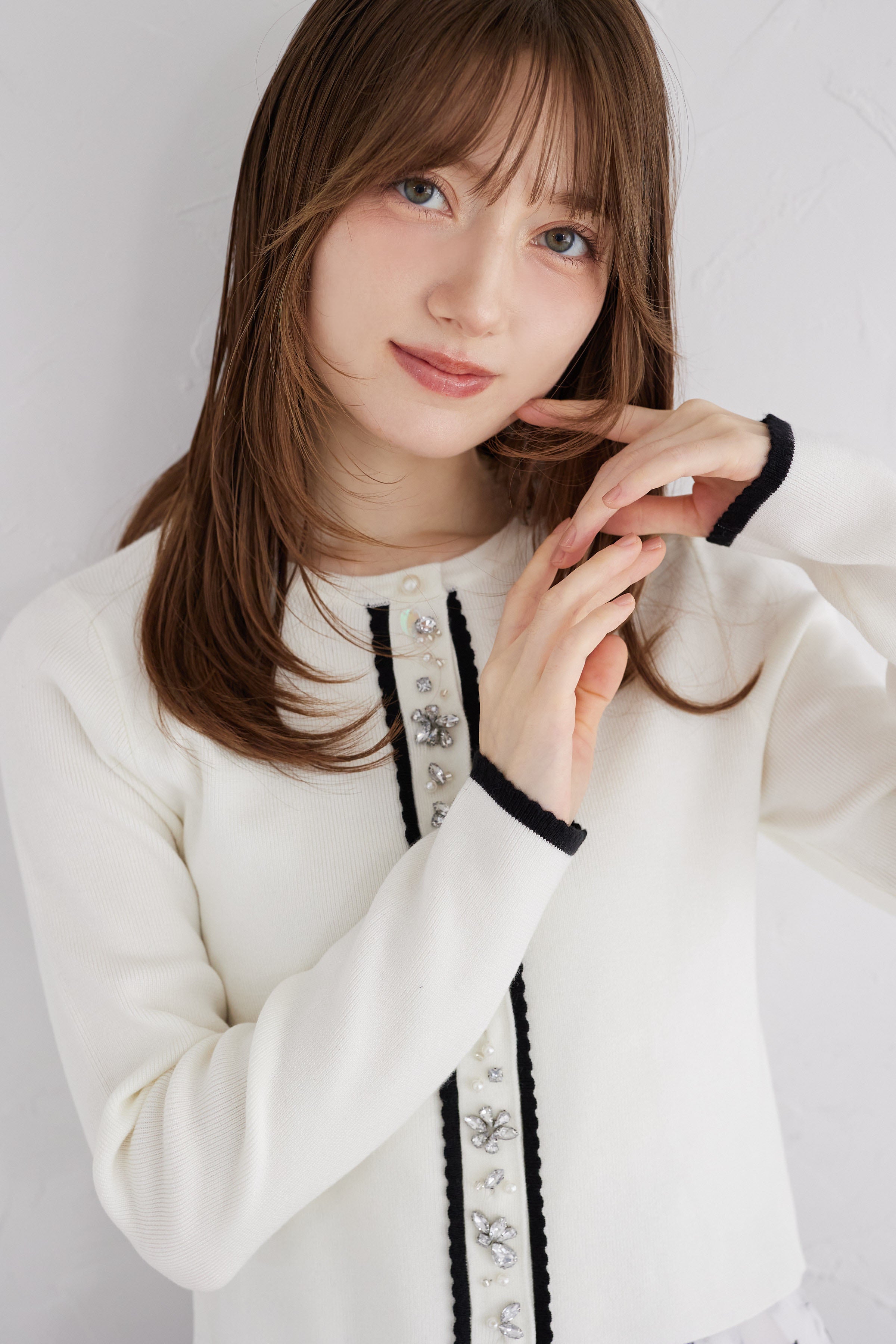 トッコクローゼット tocco closet パールビジュー装飾バイカラーカーディガン ホワイト