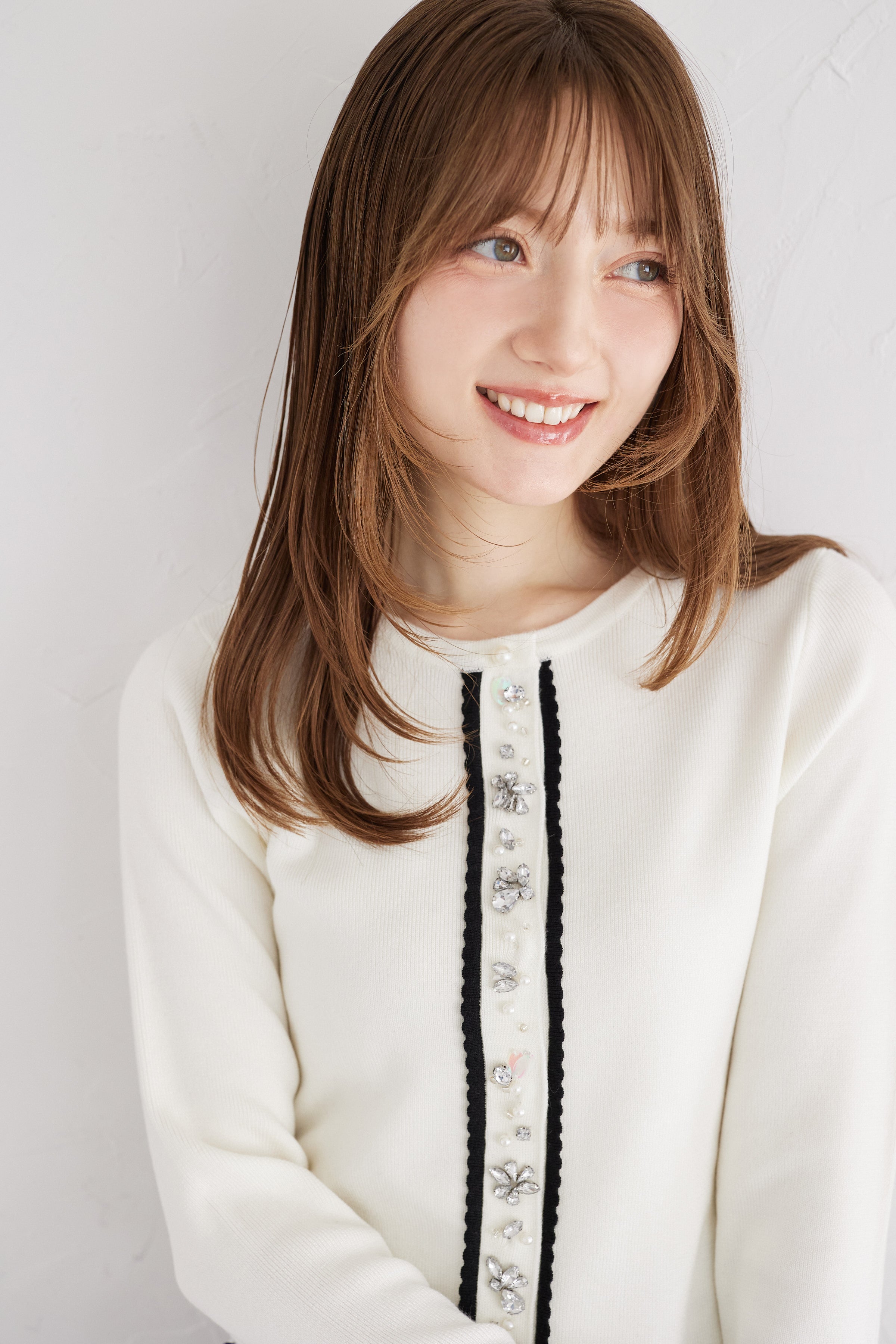 トッコクローゼット tocco closet パールビジュー装飾バイカラーカーディガン ホワイト